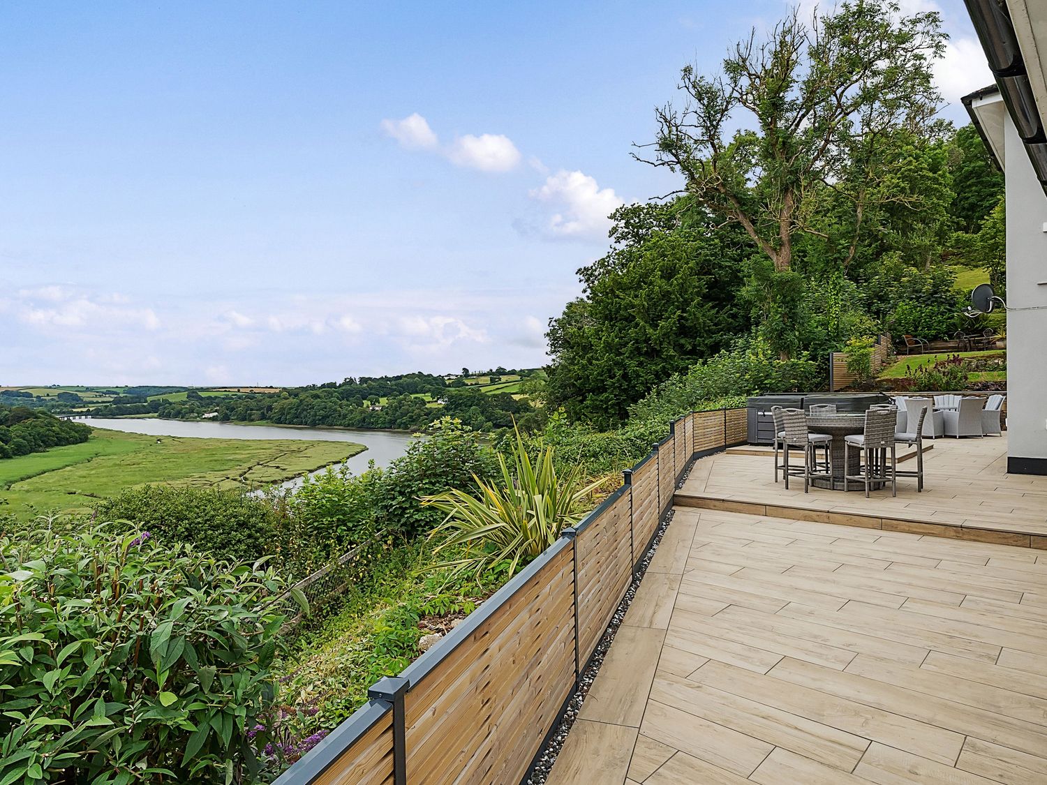 Mallacleave House in Bideford, Devon. Woodburning stove. Panoramic views. Hot tub. Countryside views