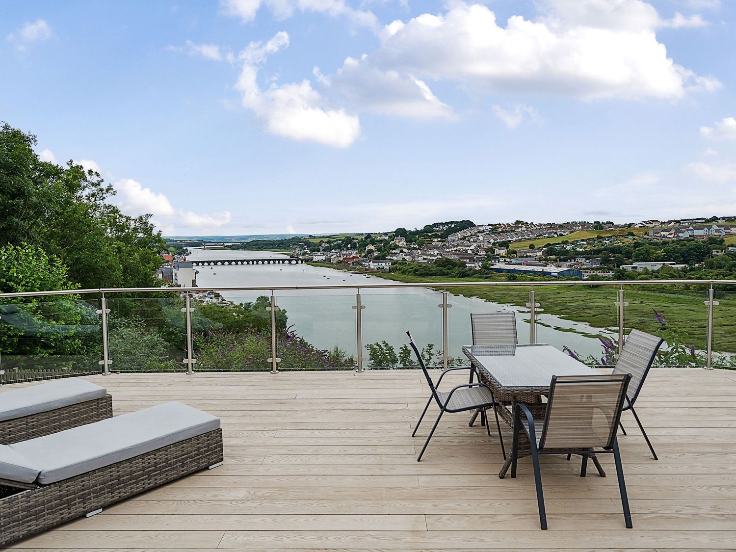 Mallacleave House in Bideford, Devon. Woodburning stove. Panoramic views. Hot tub. Countryside views