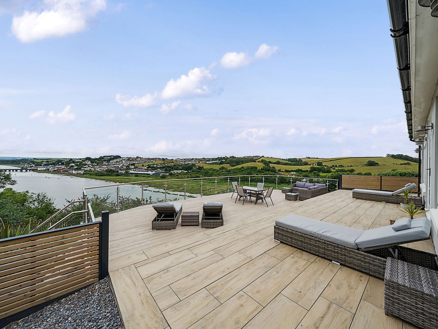 Mallacleave House in Bideford, Devon. Woodburning stove. Panoramic views. Hot tub. Countryside views