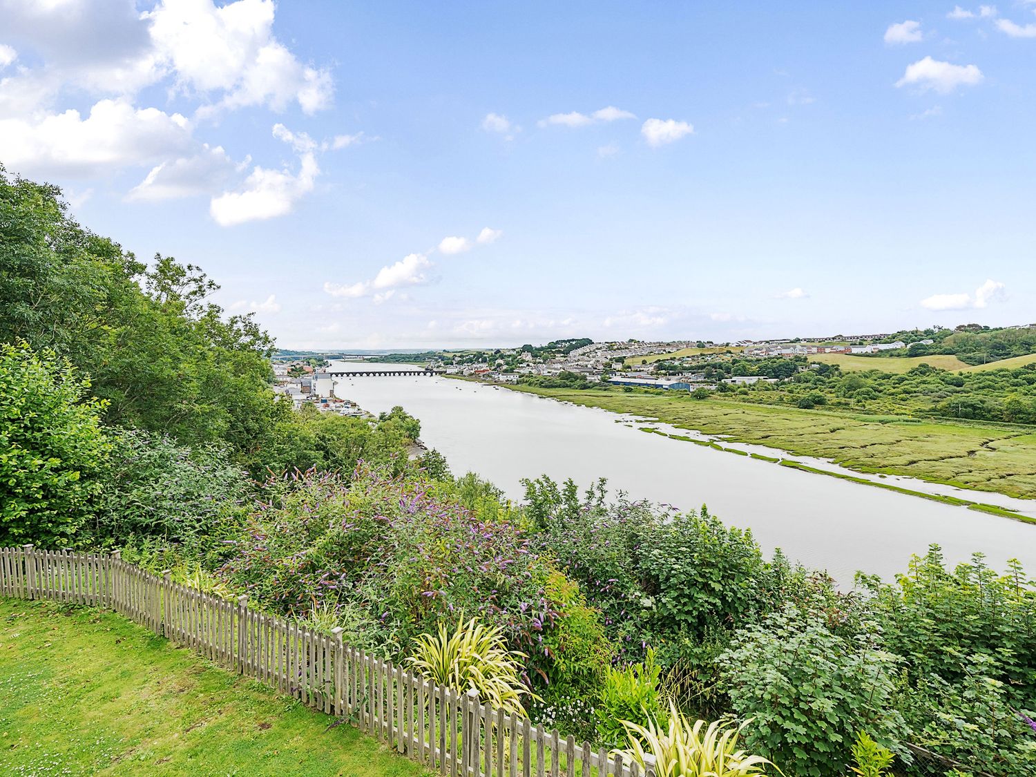 Mallacleave House in Bideford, Devon. Woodburning stove. Panoramic views. Hot tub. Countryside views