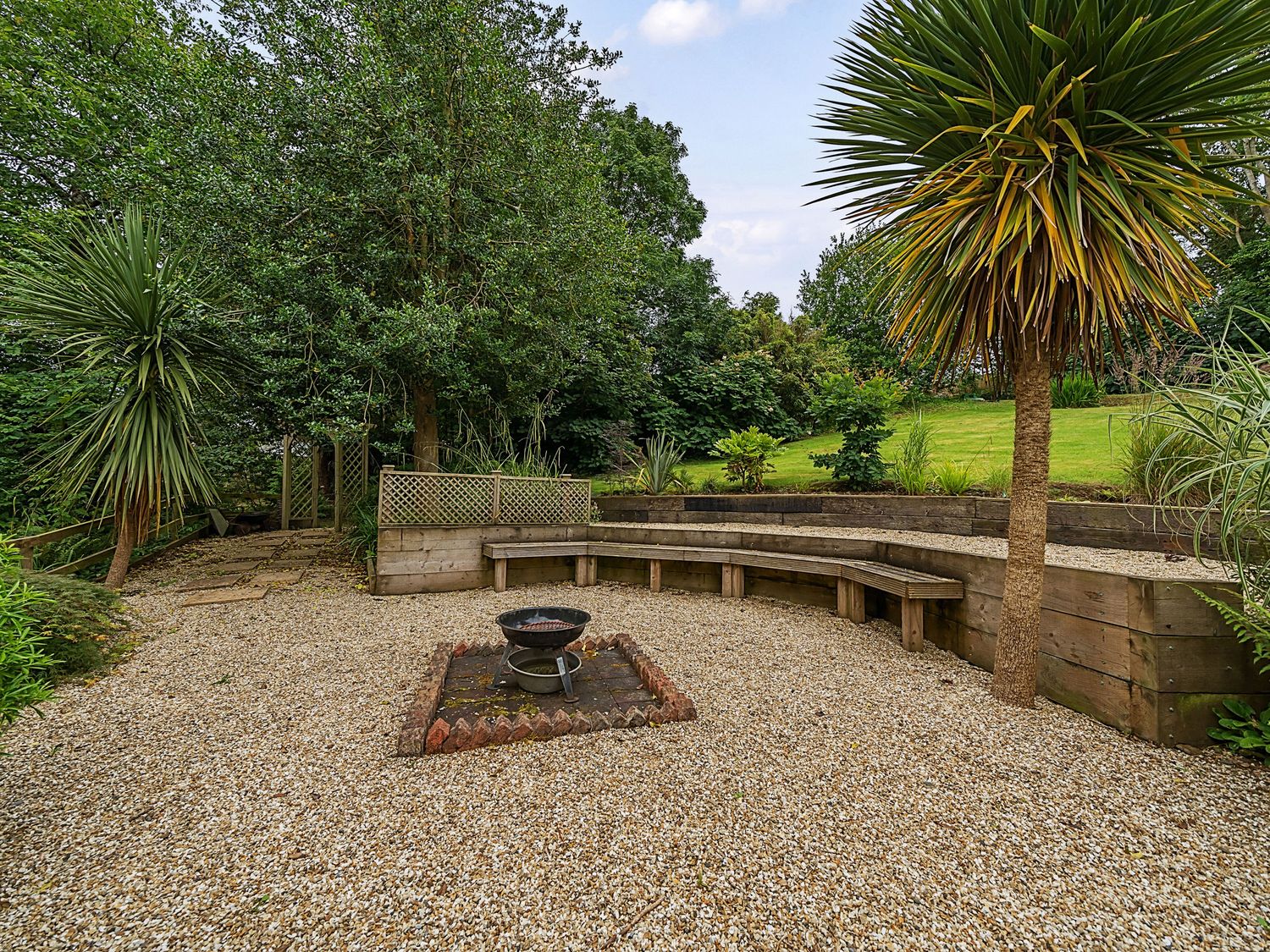 Mallacleave House in Bideford, Devon. Woodburning stove. Panoramic views. Hot tub. Countryside views