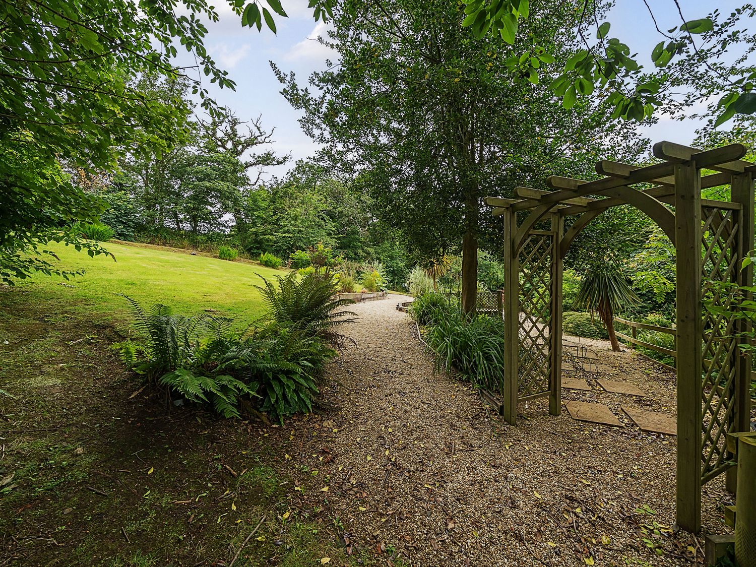 Mallacleave House in Bideford, Devon. Woodburning stove. Panoramic views. Hot tub. Countryside views