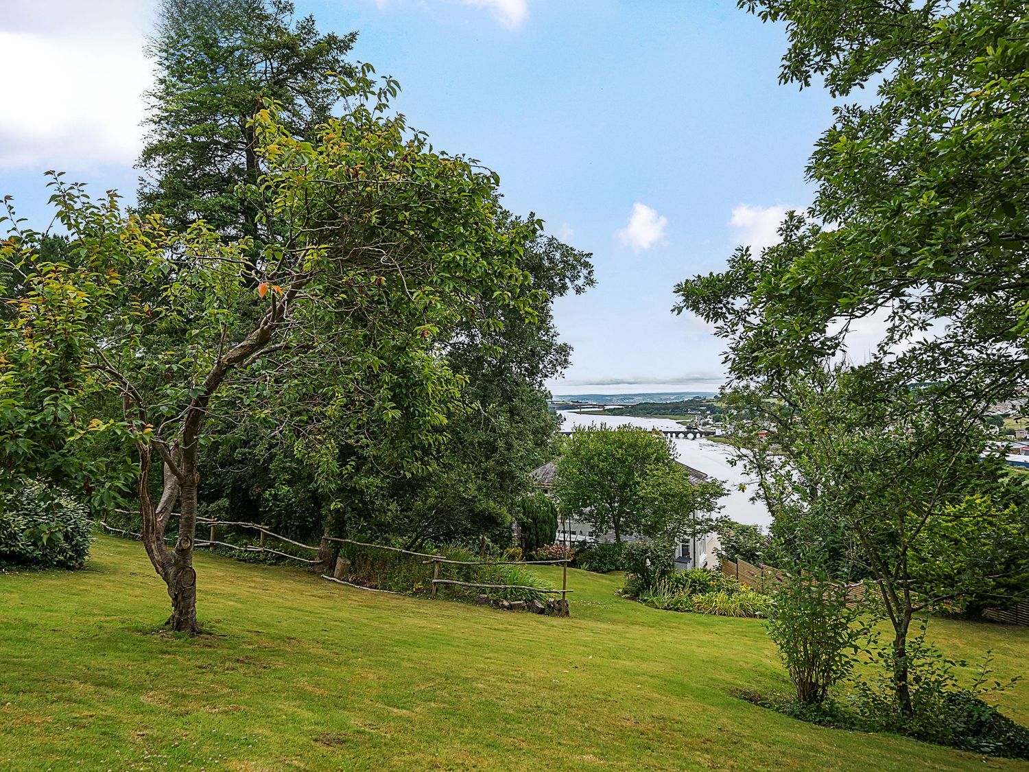 Mallacleave House in Bideford, Devon. Woodburning stove. Panoramic views. Hot tub. Countryside views