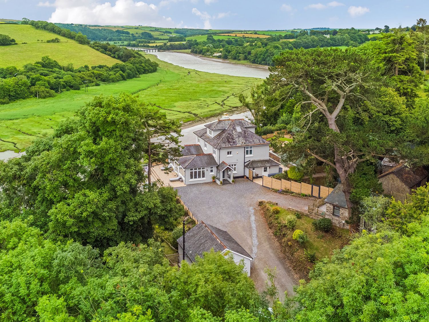 Mallacleave House in Bideford, Devon. Woodburning stove. Panoramic views. Hot tub. Countryside views