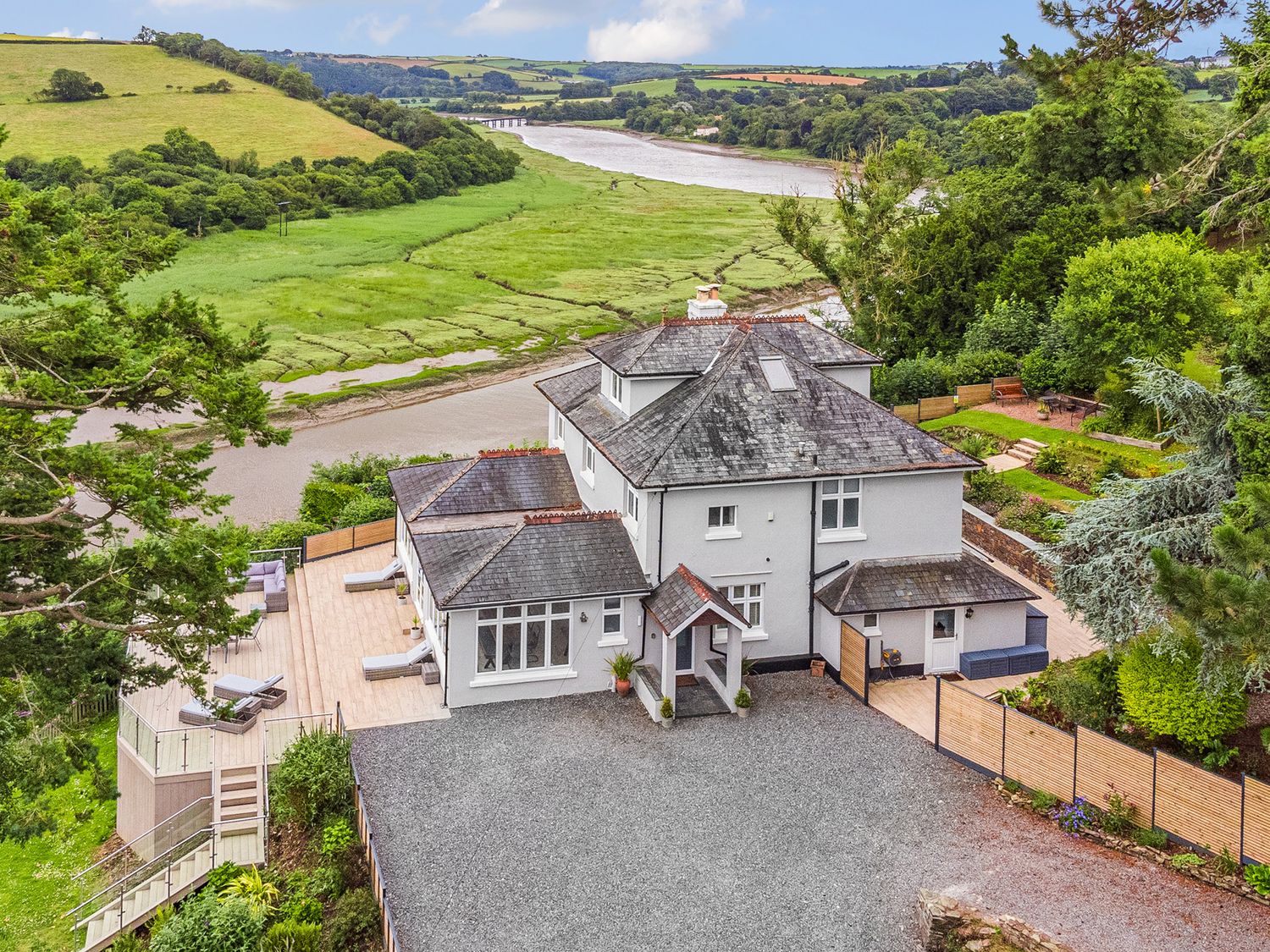 Mallacleave House in Bideford, Devon. Woodburning stove. Panoramic views. Hot tub. Countryside views