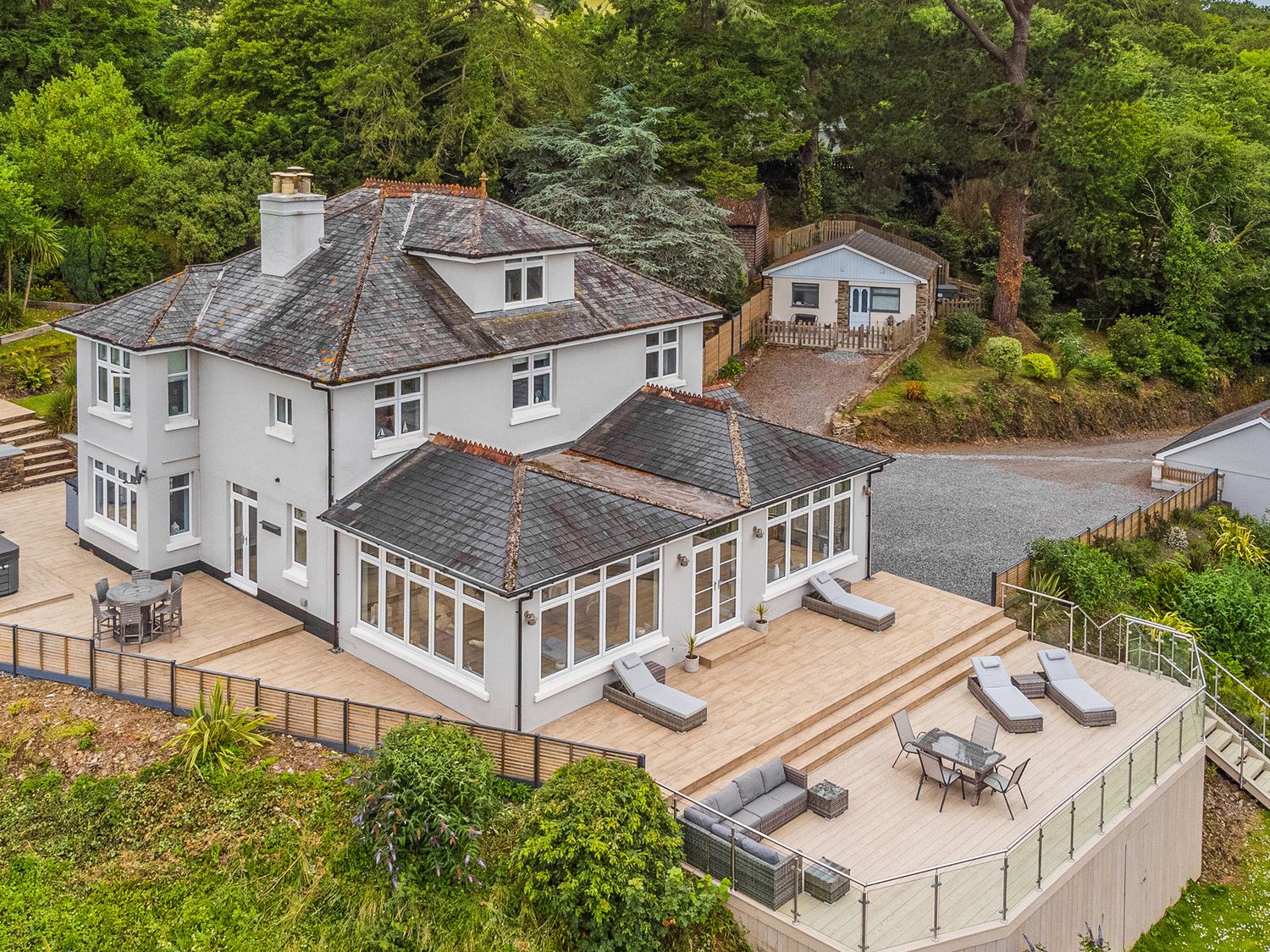 Mallacleave House in Bideford, Devon. Woodburning stove. Panoramic views. Hot tub. Countryside views