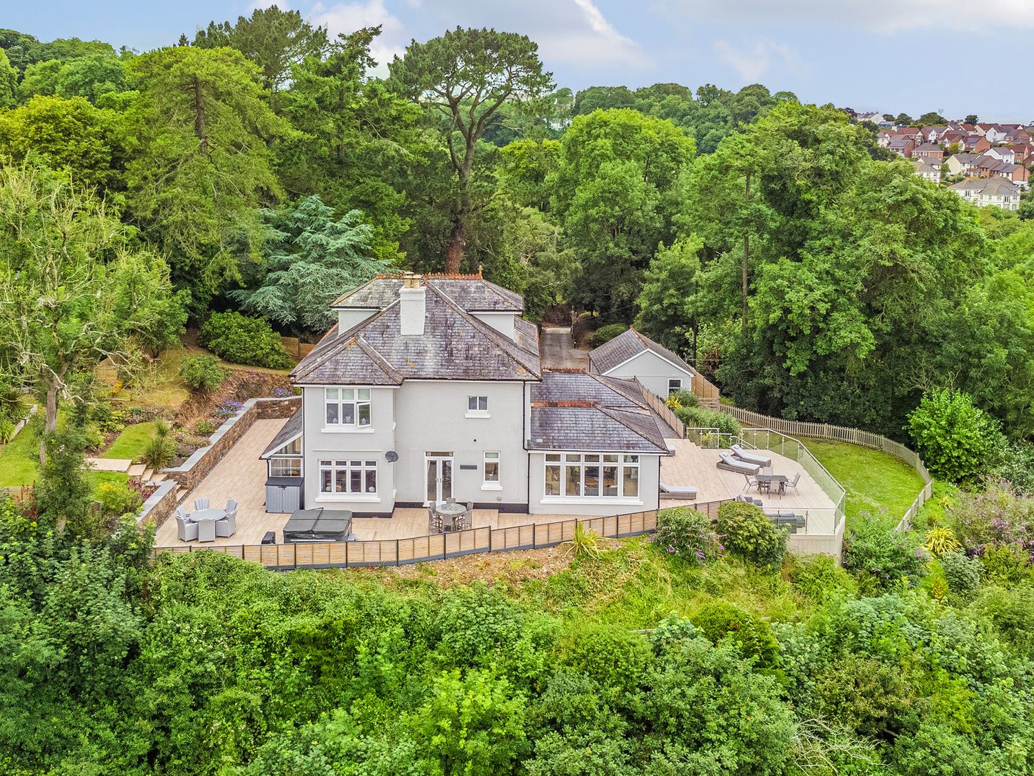 Mallacleave House in Bideford, Devon. Woodburning stove. Panoramic views. Hot tub. Countryside views