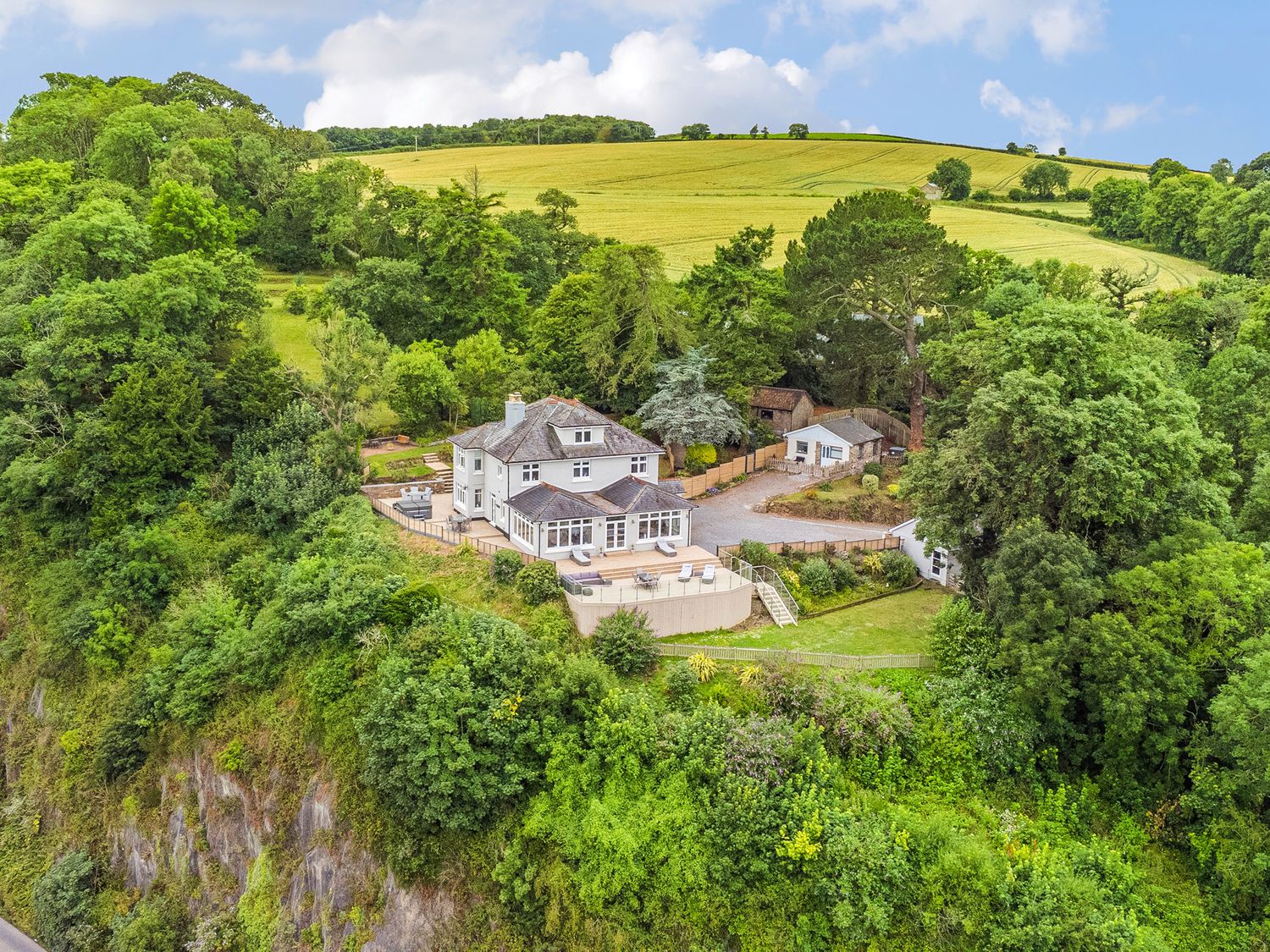 Mallacleave House in Bideford, Devon. Woodburning stove. Panoramic views. Hot tub. Countryside views