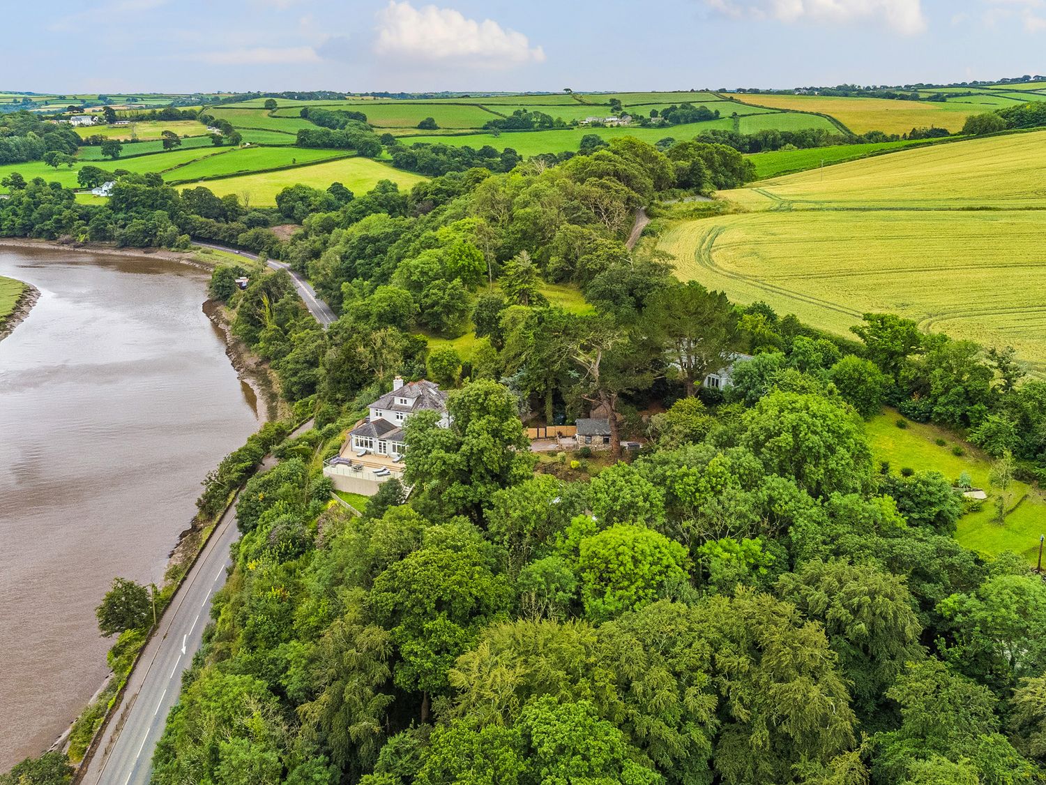 Mallacleave House in Bideford, Devon. Woodburning stove. Panoramic views. Hot tub. Countryside views