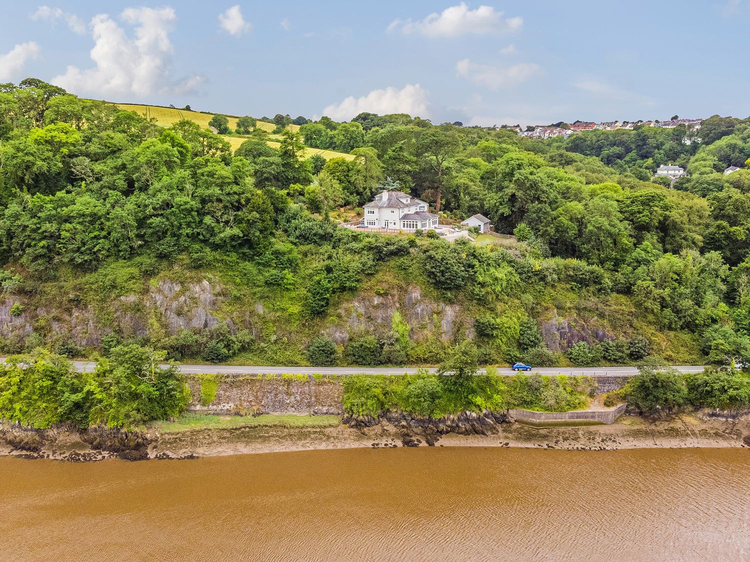 Mallacleave House in Bideford, Devon. Woodburning stove. Panoramic views. Hot tub. Countryside views