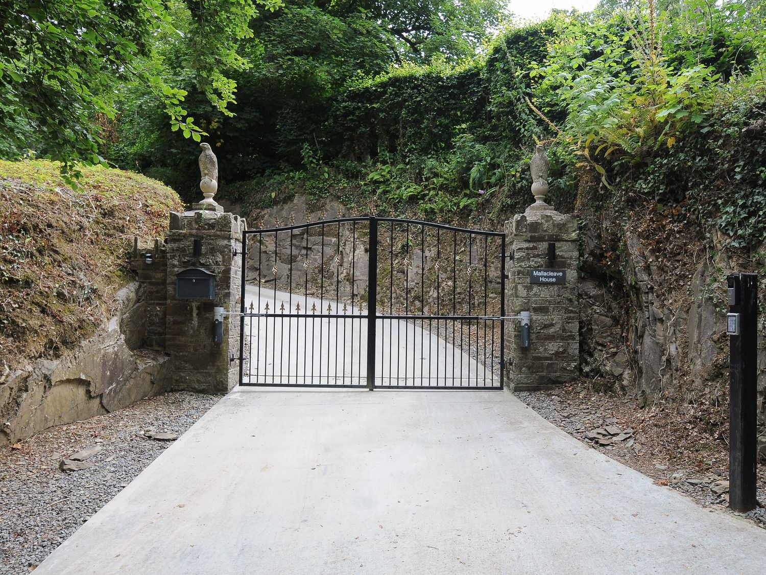 Mallacleave House in Bideford, Devon. Woodburning stove. Panoramic views. Hot tub. Countryside views