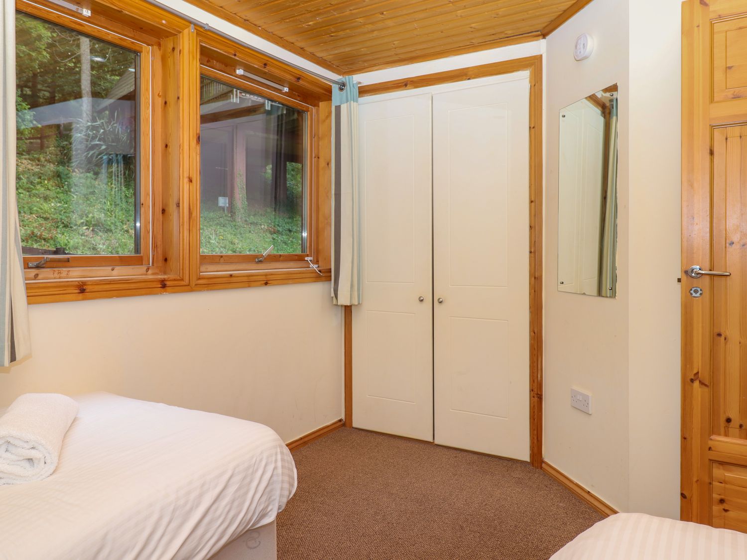 Lodge 45 - Lazy Bear, near Chudleigh in Devon. On-site facilities. Open-plan. Pet-friendly. Hot tub.