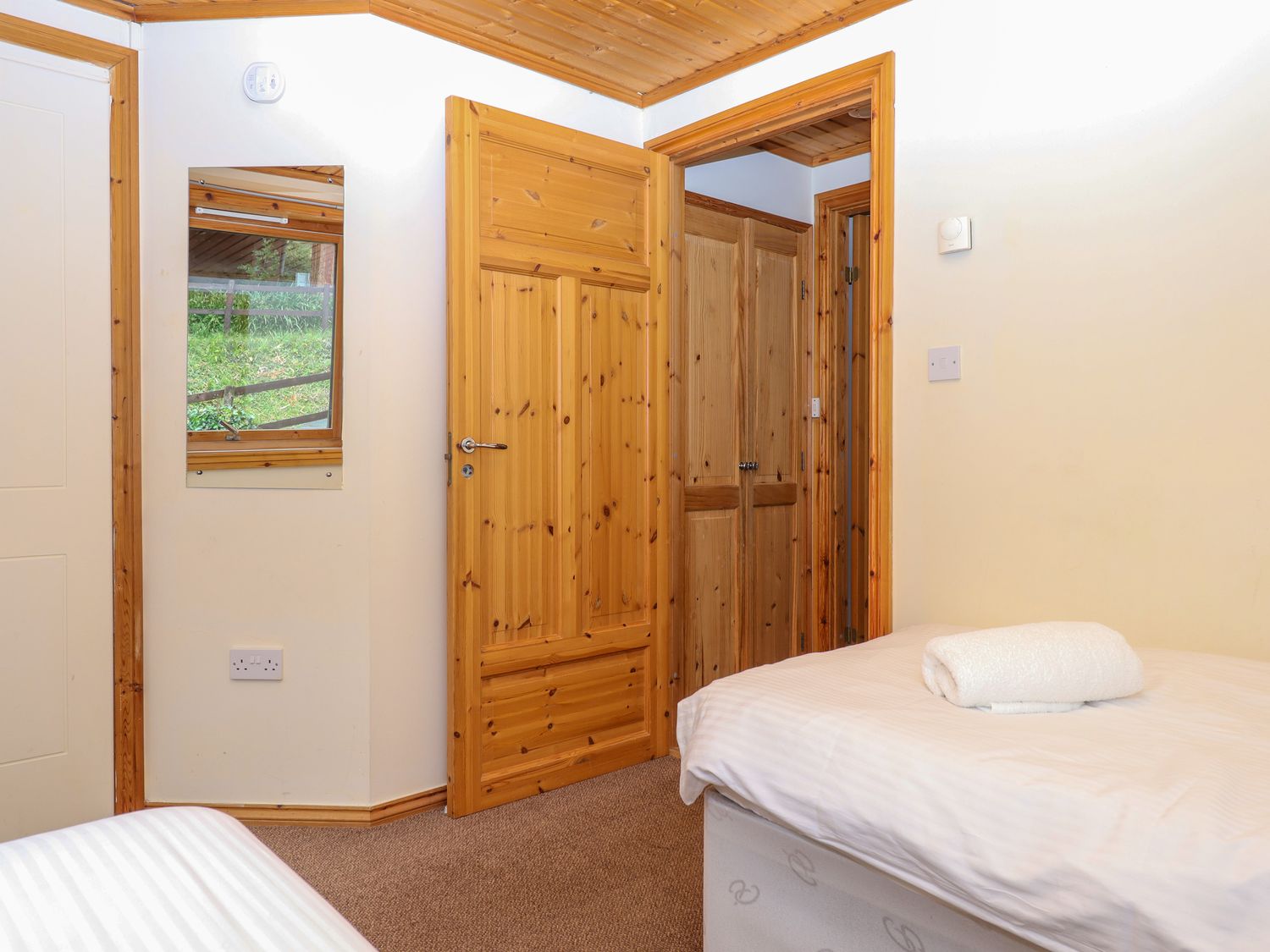 Lodge 45 - Lazy Bear, near Chudleigh in Devon. On-site facilities. Open-plan. Pet-friendly. Hot tub.