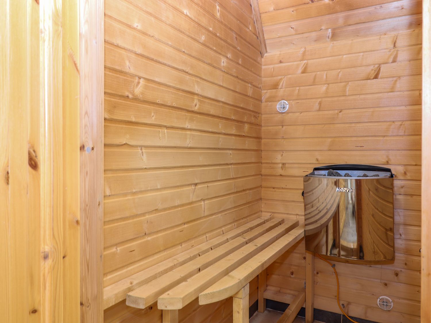 Lodge 45 - Lazy Bear, near Chudleigh in Devon. On-site facilities. Open-plan. Pet-friendly. Hot tub.