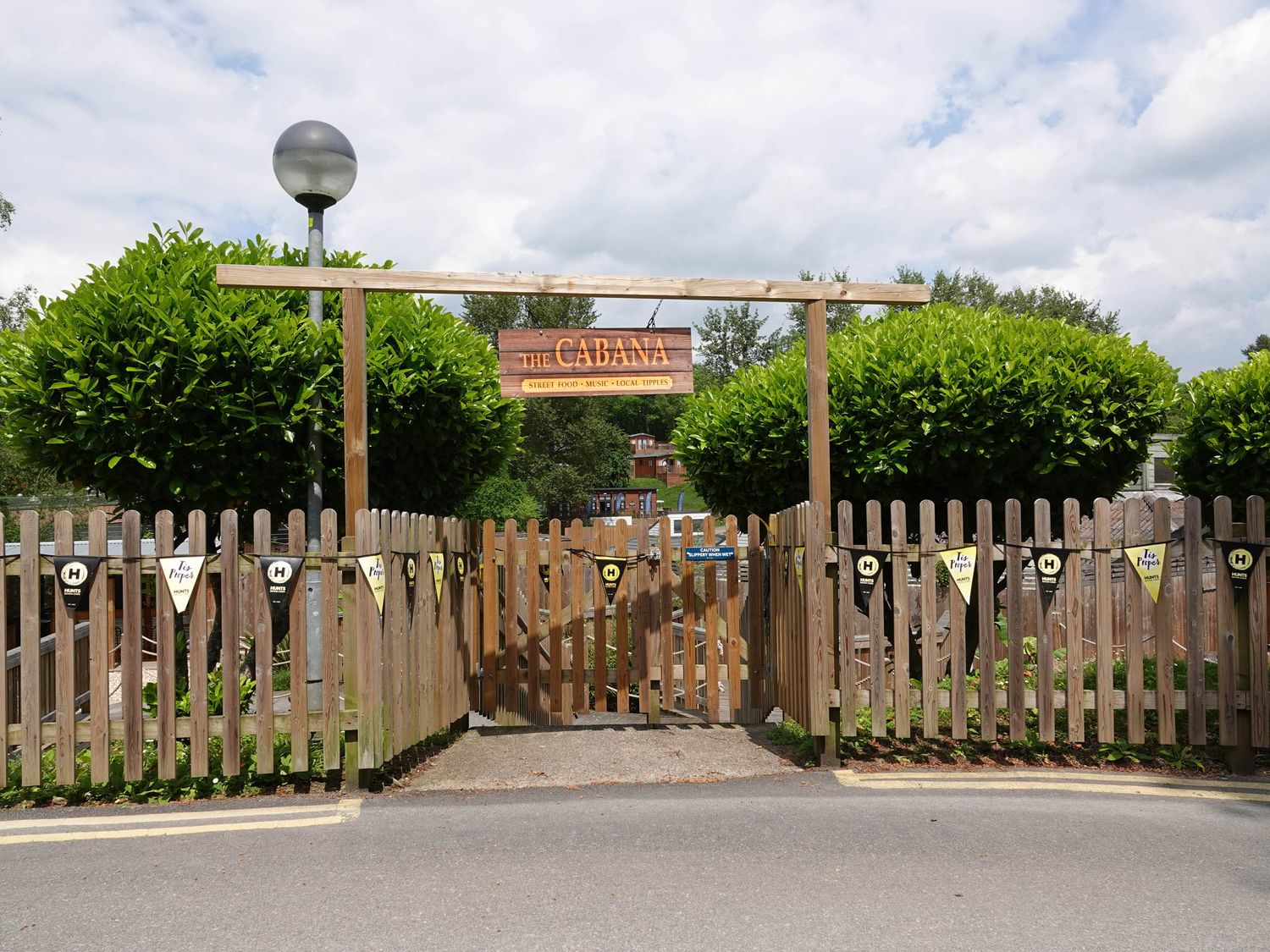 Lodge 45 - Lazy Bear, near Chudleigh in Devon. On-site facilities. Open-plan. Pet-friendly. Hot tub.