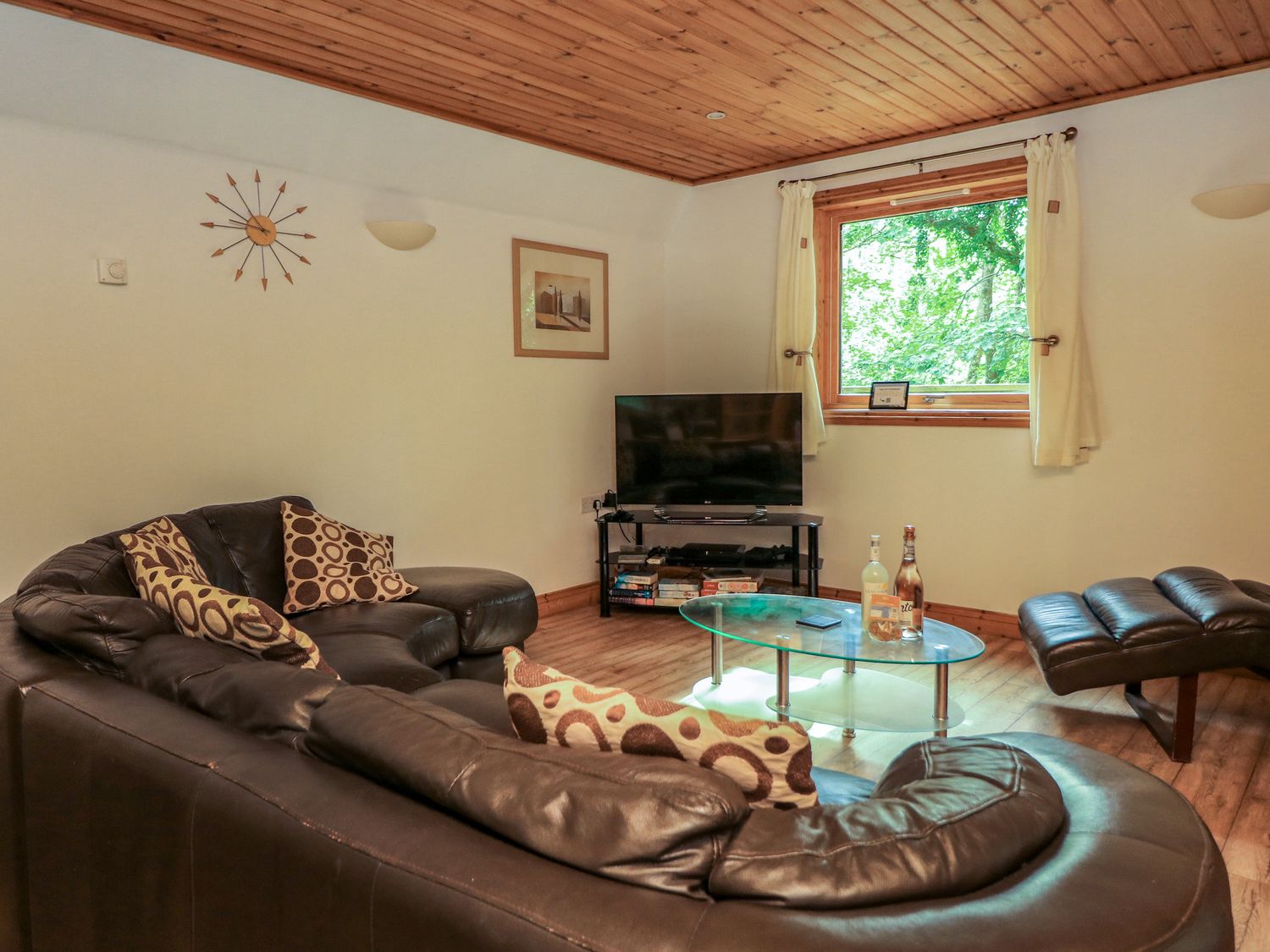 Lodge 58 - Oak Tree Lodge,  near Chudleigh in Devon. On-site facilities. Open-plan. Pes. Hot tub. TV