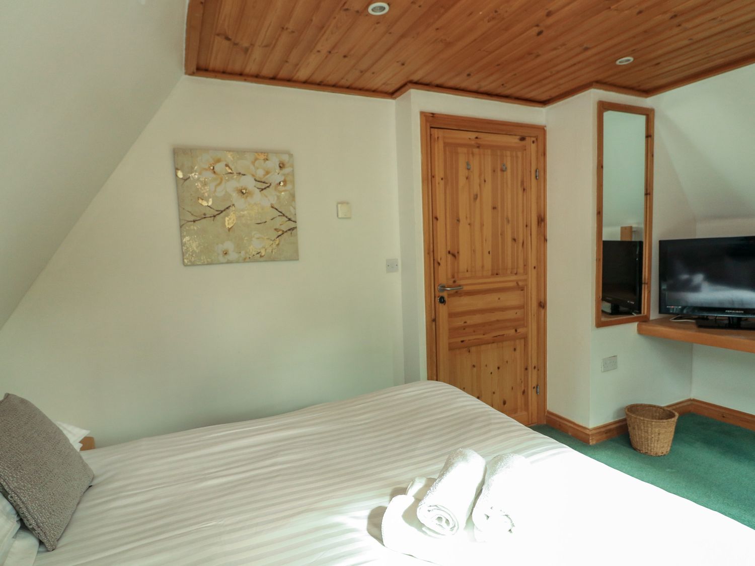 Lodge 58 - Oak Tree Lodge,  near Chudleigh in Devon. On-site facilities. Open-plan. Pes. Hot tub. TV