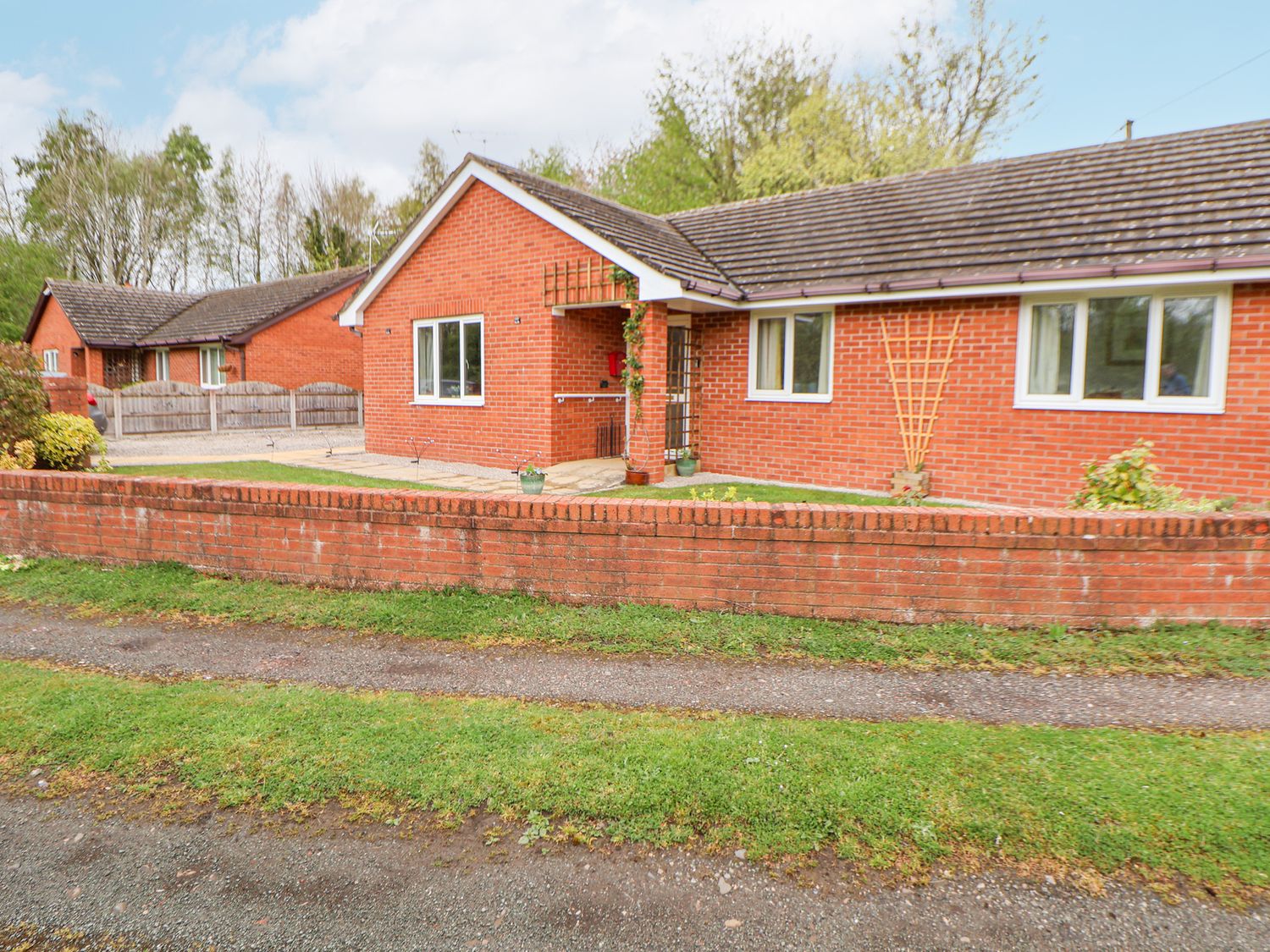 2 Mountain View, Chirk, Wrexham. Pet-friendly. Near AONB. Near shop. Near to a pub. Off-road parking