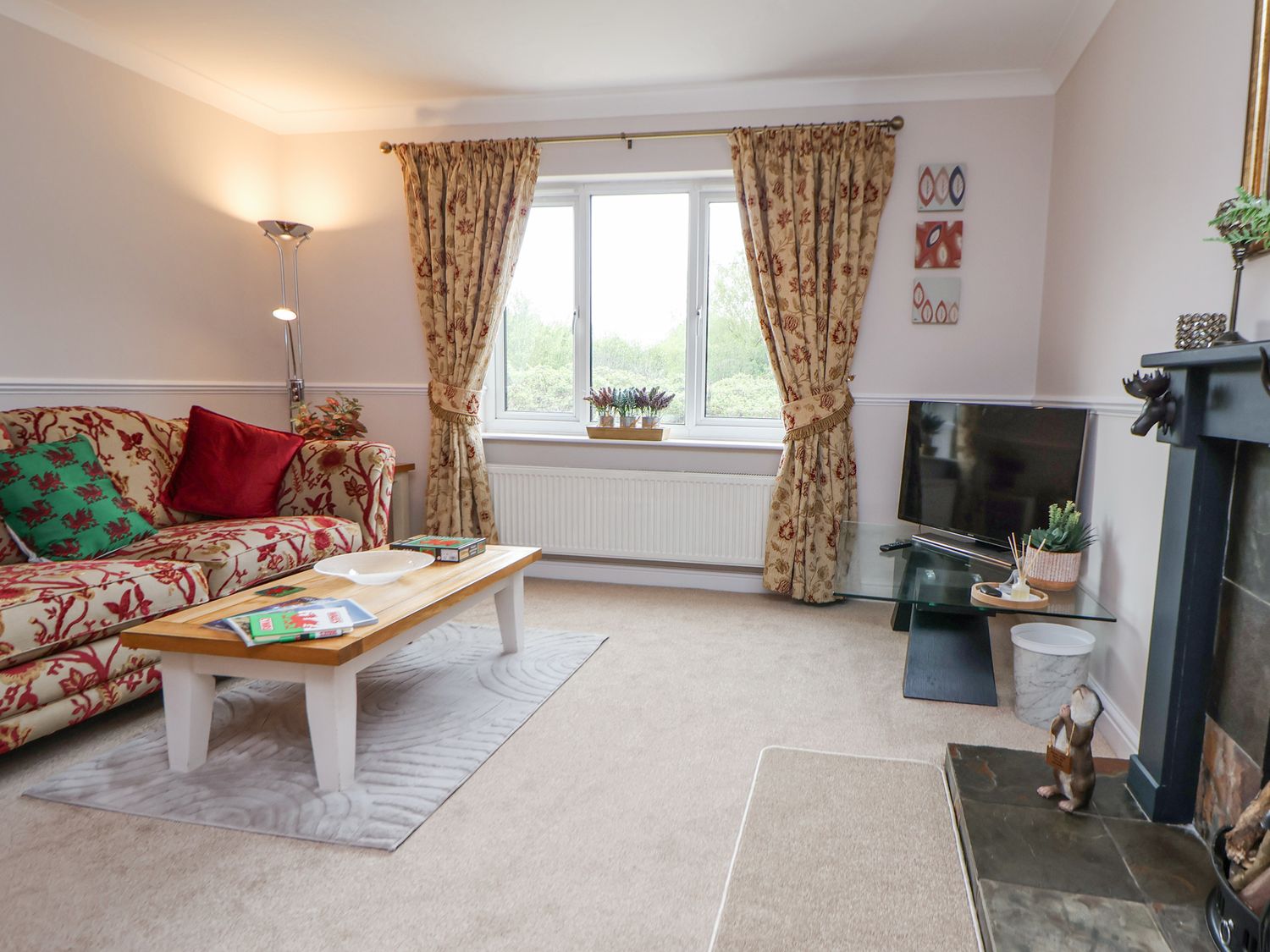 2 Mountain View, Chirk, Wrexham. Pet-friendly. Near AONB. Near shop. Near to a pub. Off-road parking