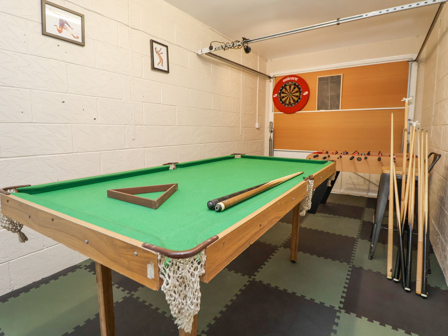 2 Mountain View, Chirk, Wrexham. Pet-friendly. Near AONB. Near shop. Near to a pub. Off-road parking