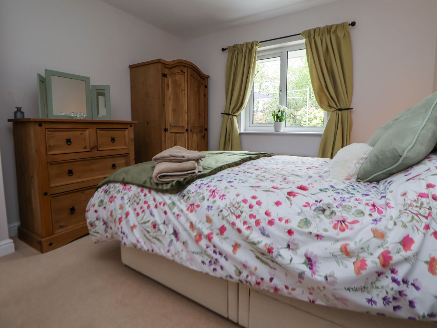 2 Mountain View, Chirk, Wrexham. Pet-friendly. Near AONB. Near shop. Near to a pub. Off-road parking