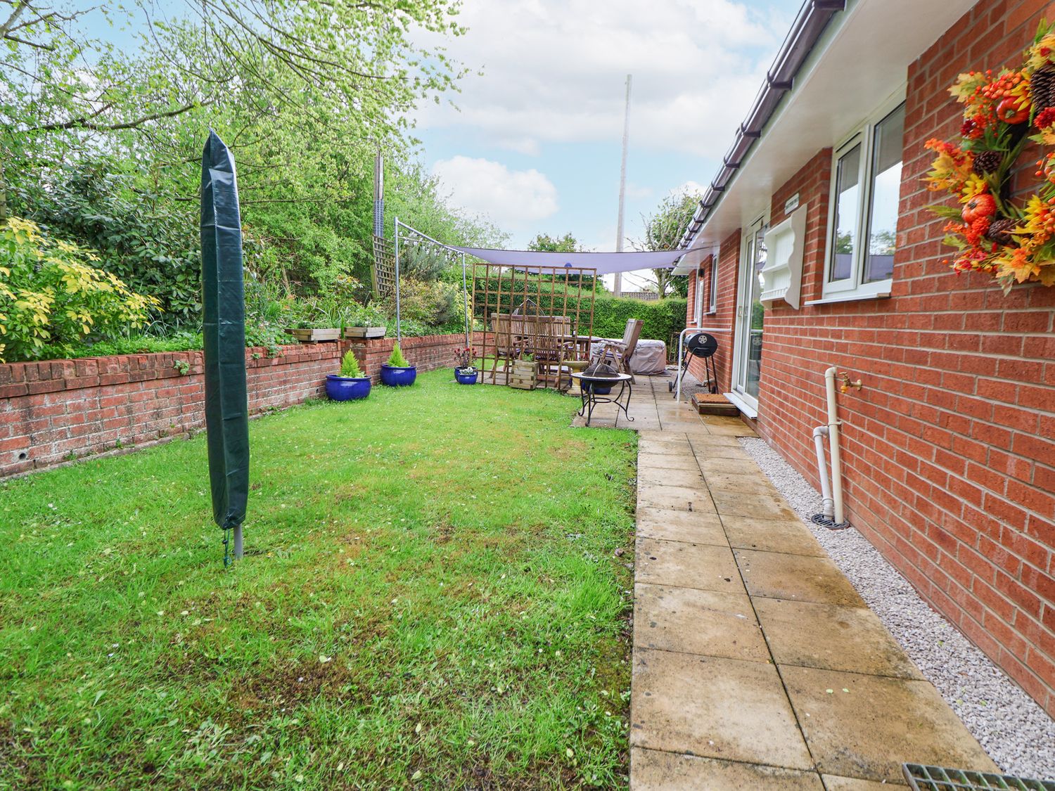 2 Mountain View, Chirk, Wrexham. Pet-friendly. Near AONB. Near shop. Near to a pub. Off-road parking