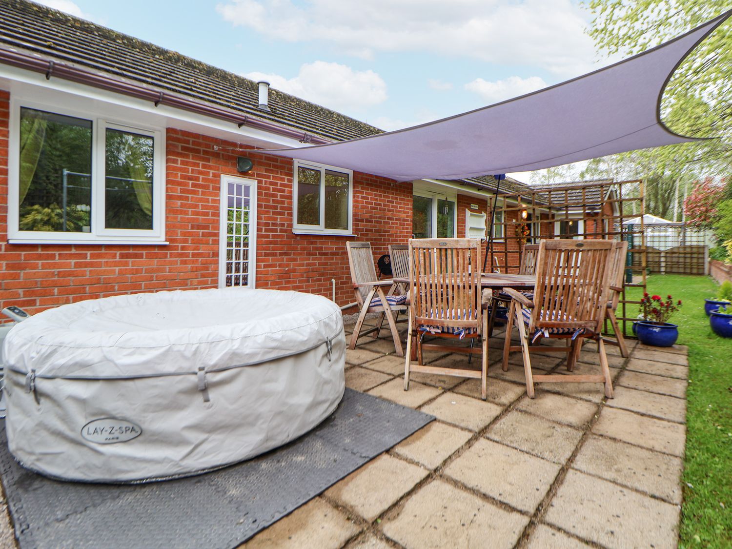 2 Mountain View, Chirk, Wrexham. Pet-friendly. Near AONB. Near shop. Near to a pub. Off-road parking
