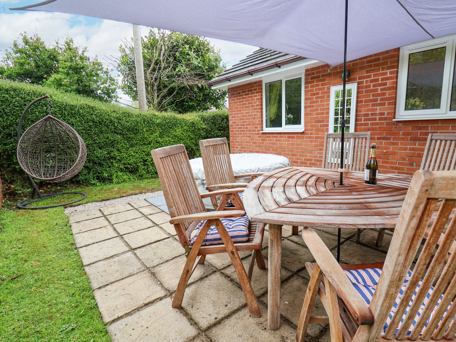 2 Mountain View, Chirk, Wrexham. Pet-friendly. Near AONB. Near shop. Near to a pub. Off-road parking