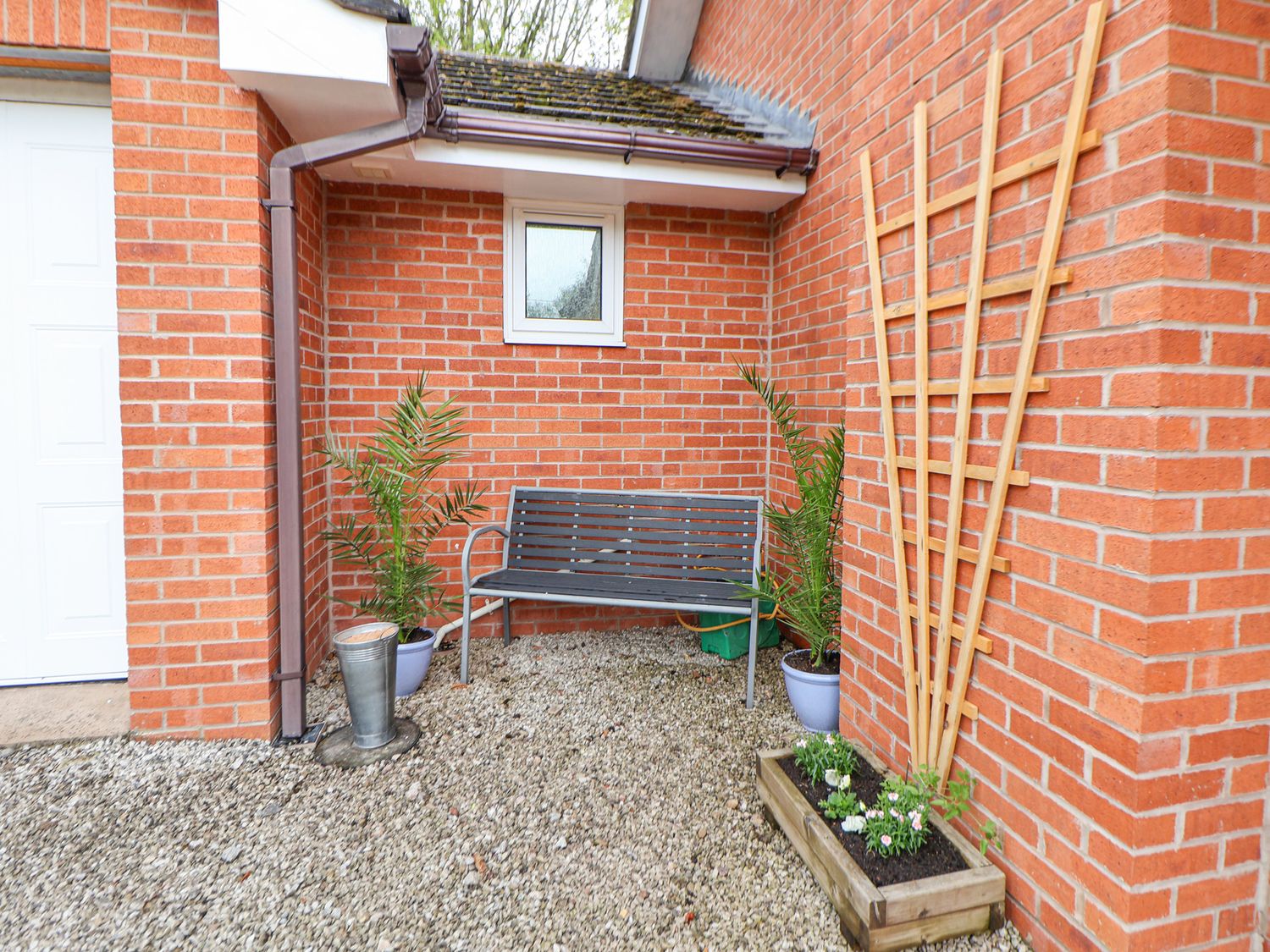 2 Mountain View, Chirk, Wrexham. Pet-friendly. Near AONB. Near shop. Near to a pub. Off-road parking
