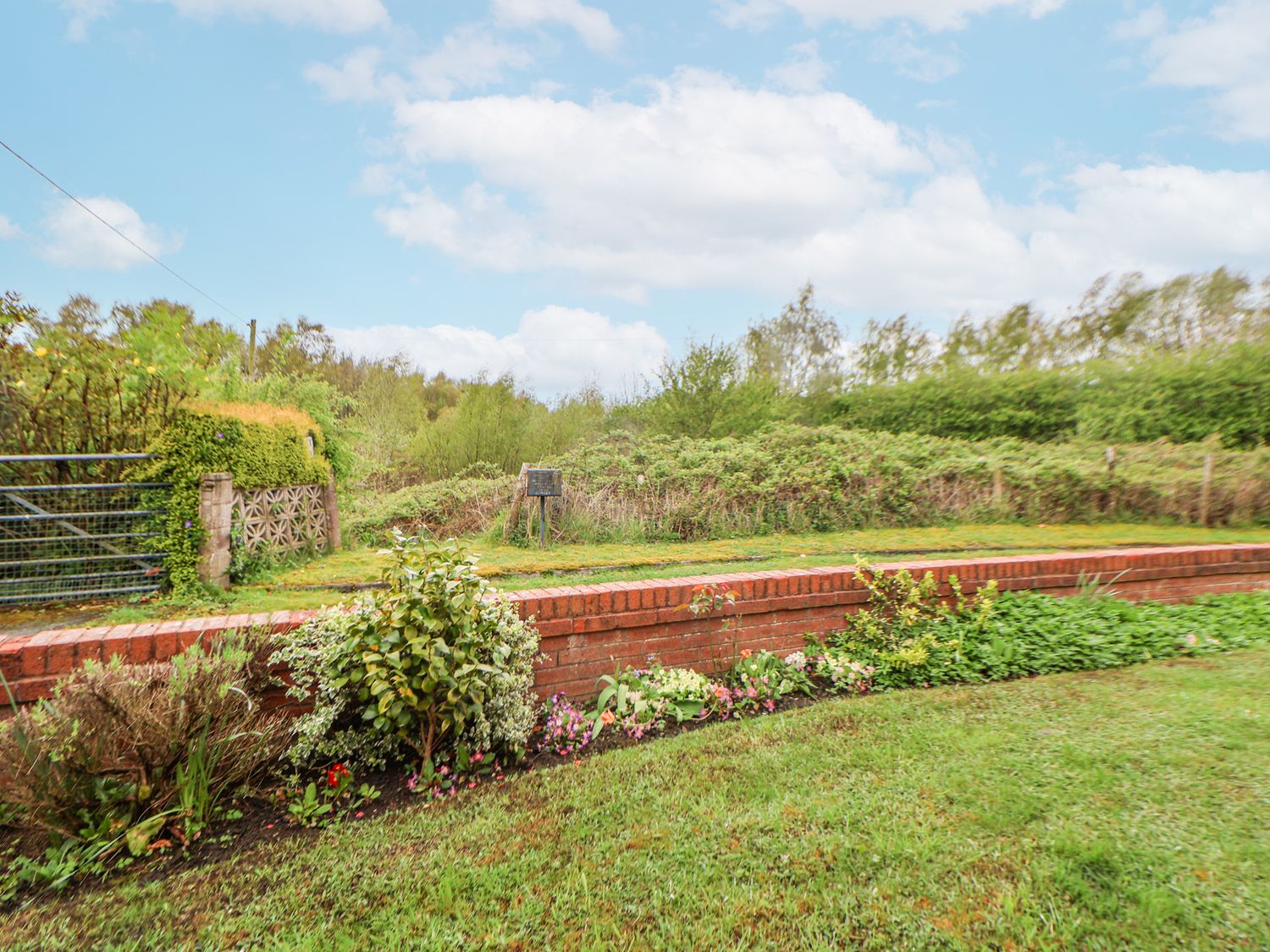 2 Mountain View, Chirk, Wrexham. Pet-friendly. Near AONB. Near shop. Near to a pub. Off-road parking