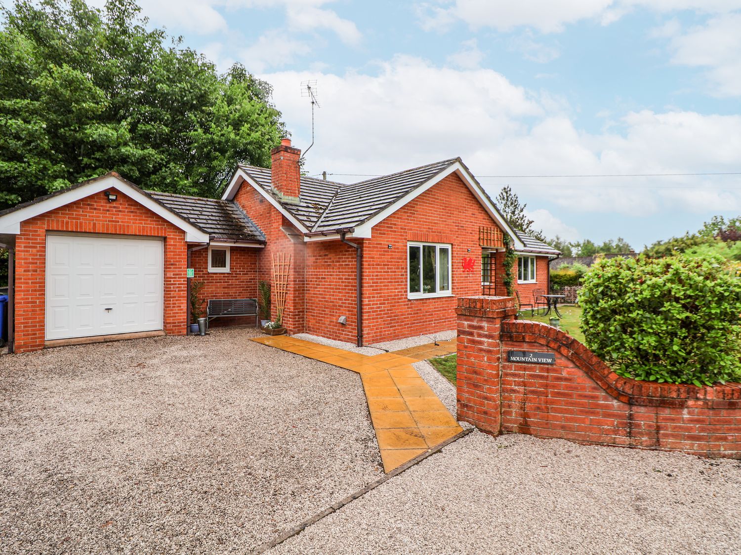 2 Mountain View, Chirk, Wrexham. Pet-friendly. Near AONB. Near shop. Near to a pub. Off-road parking