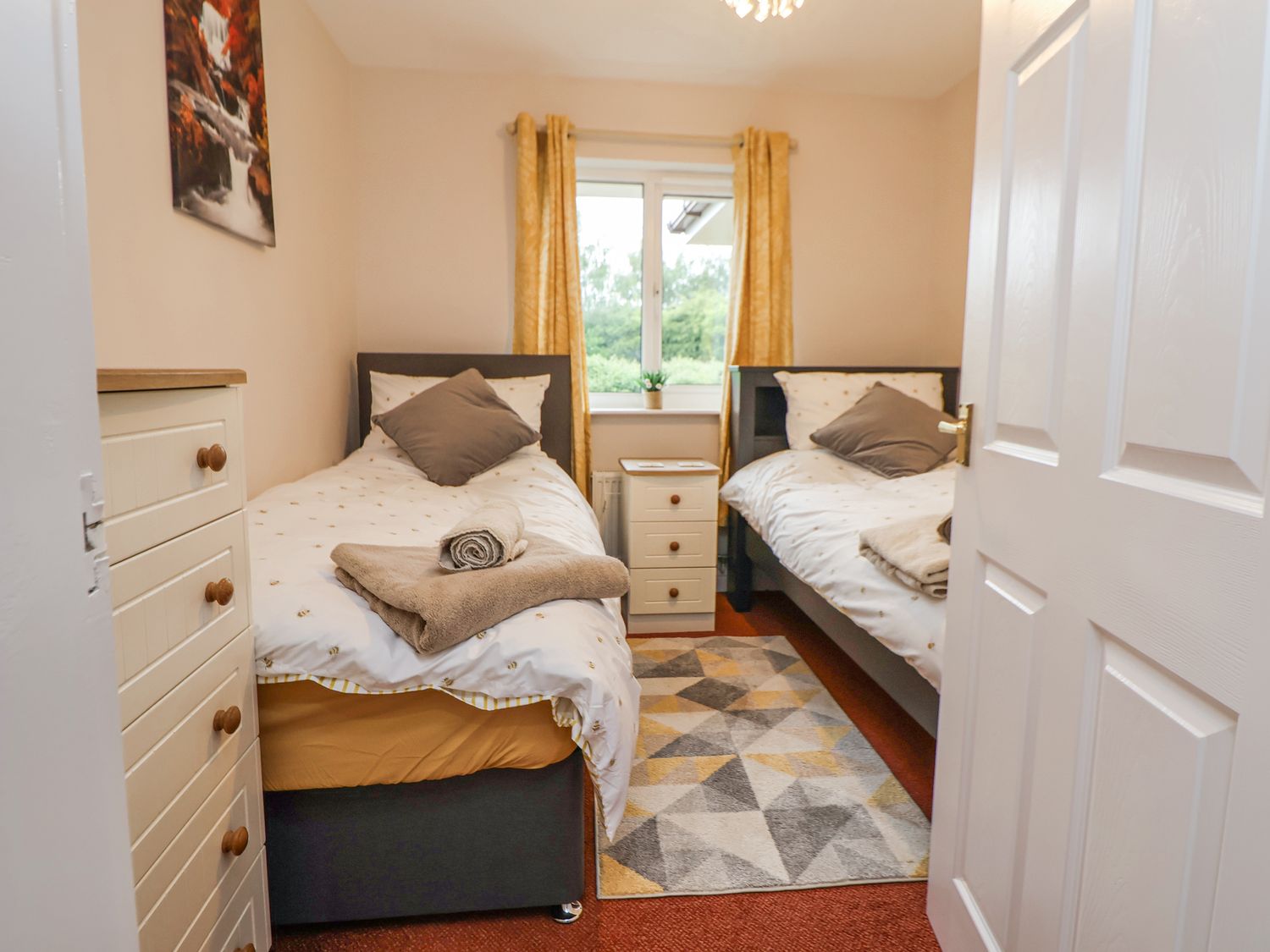 2 Mountain View, Chirk, Wrexham. Pet-friendly. Near AONB. Near shop. Near to a pub. Off-road parking