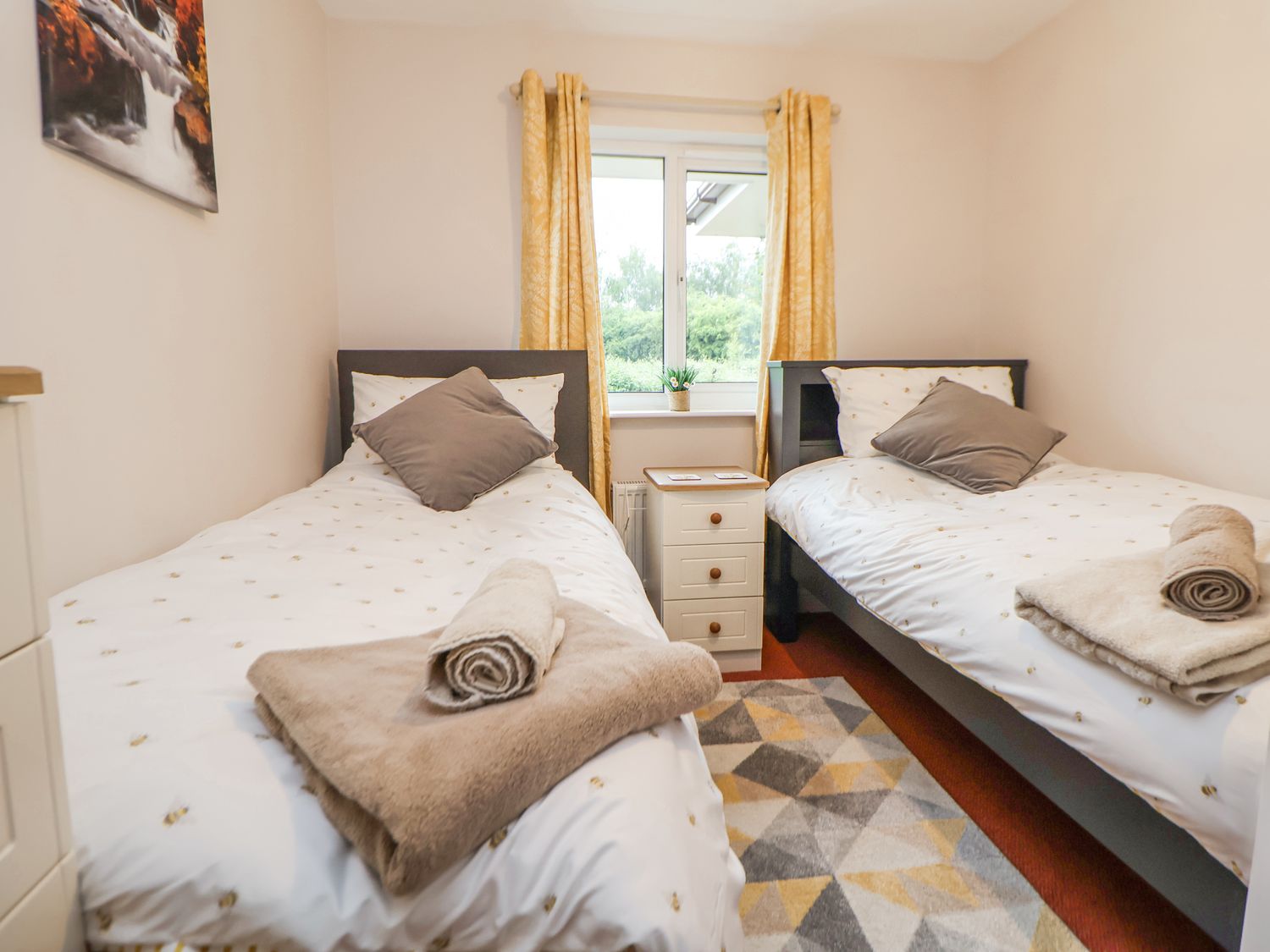 2 Mountain View, Chirk, Wrexham. Pet-friendly. Near AONB. Near shop. Near to a pub. Off-road parking