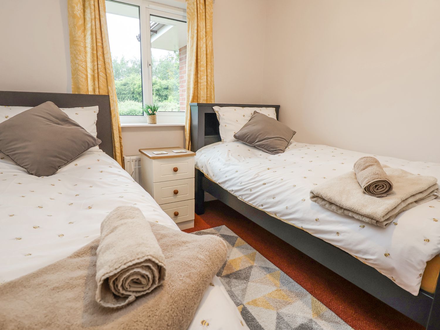 2 Mountain View, Chirk, Wrexham. Pet-friendly. Near AONB. Near shop. Near to a pub. Off-road parking