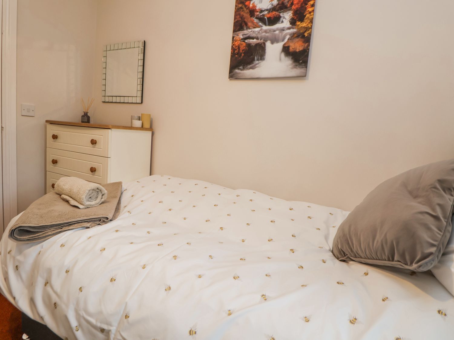 2 Mountain View, Chirk, Wrexham. Pet-friendly. Near AONB. Near shop. Near to a pub. Off-road parking