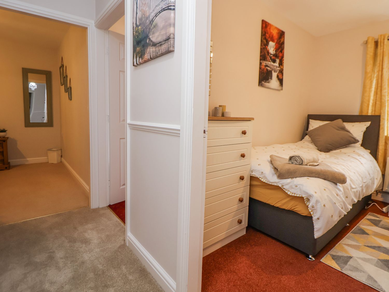 2 Mountain View, Chirk, Wrexham. Pet-friendly. Near AONB. Near shop. Near to a pub. Off-road parking