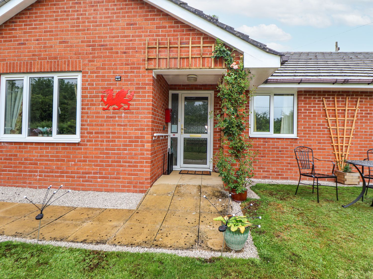 2 Mountain View, Chirk, Wrexham. Pet-friendly. Near AONB. Near shop. Near to a pub. Off-road parking