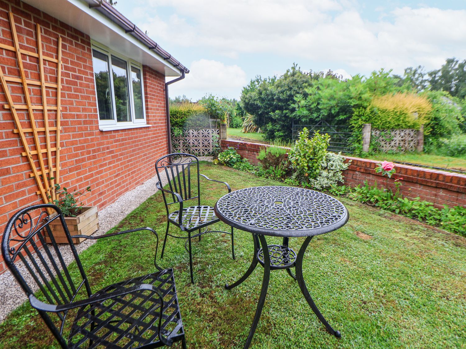 2 Mountain View, Chirk, Wrexham. Pet-friendly. Near AONB. Near shop. Near to a pub. Off-road parking