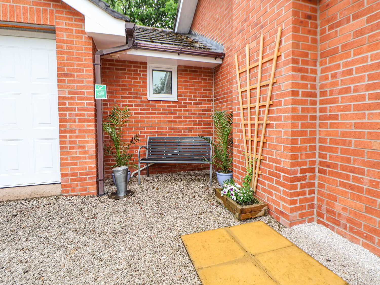 2 Mountain View, Chirk, Wrexham. Pet-friendly. Near AONB. Near shop. Near to a pub. Off-road parking