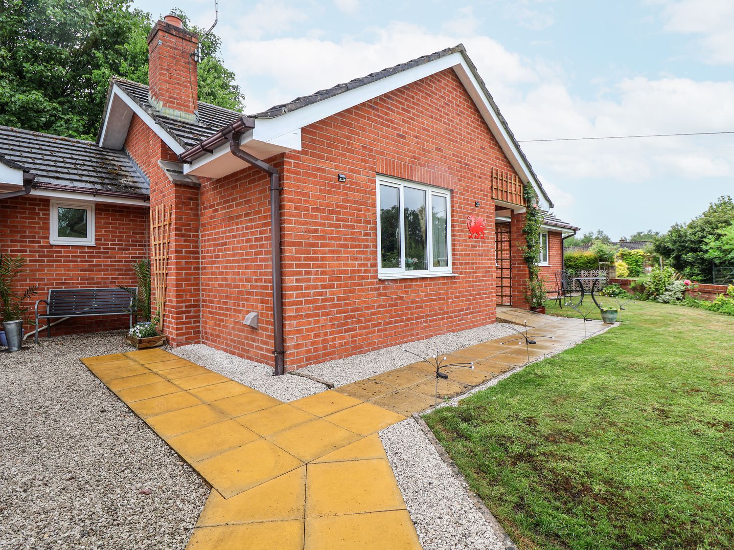 2 Mountain View, Chirk, Wrexham. Pet-friendly. Near AONB. Near shop. Near to a pub. Off-road parking