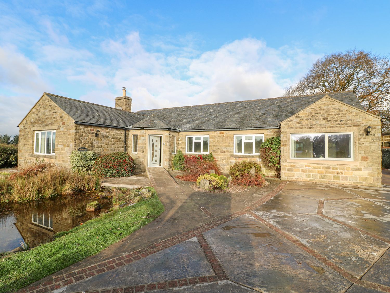 Barncroft in Tansley, Derbyshire. Child and pet-friendly. Hot tub. Woodburning stove. Single-storey.