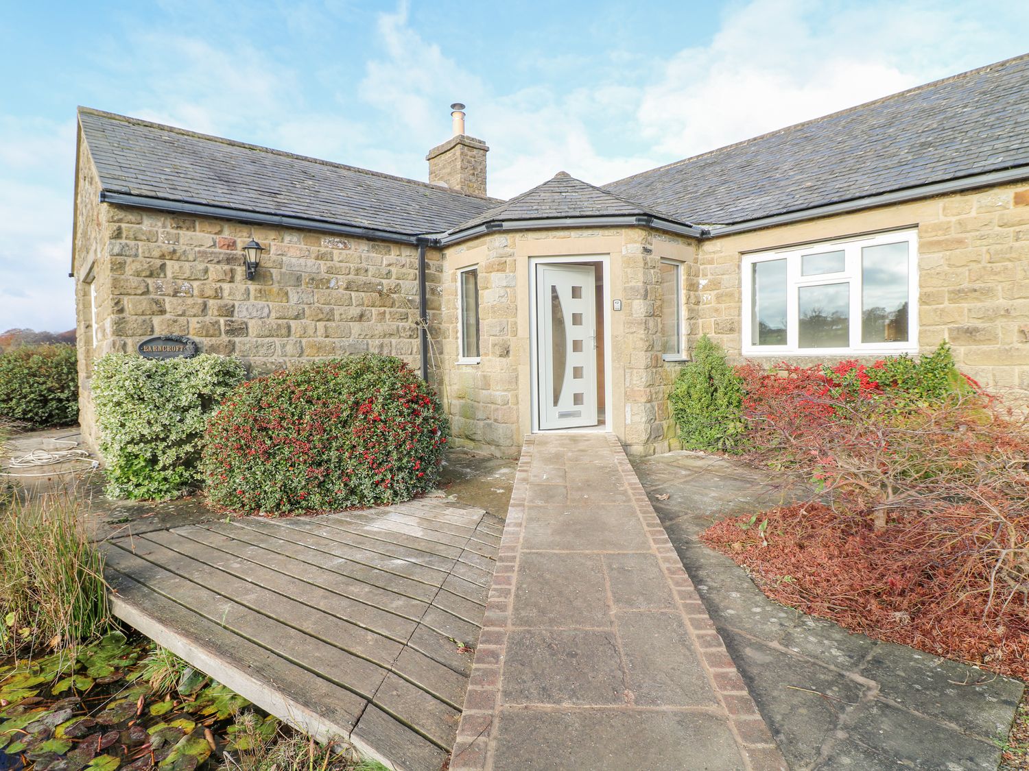 Barncroft in Tansley, Derbyshire. Child and pet-friendly. Hot tub. Woodburning stove. Single-storey.