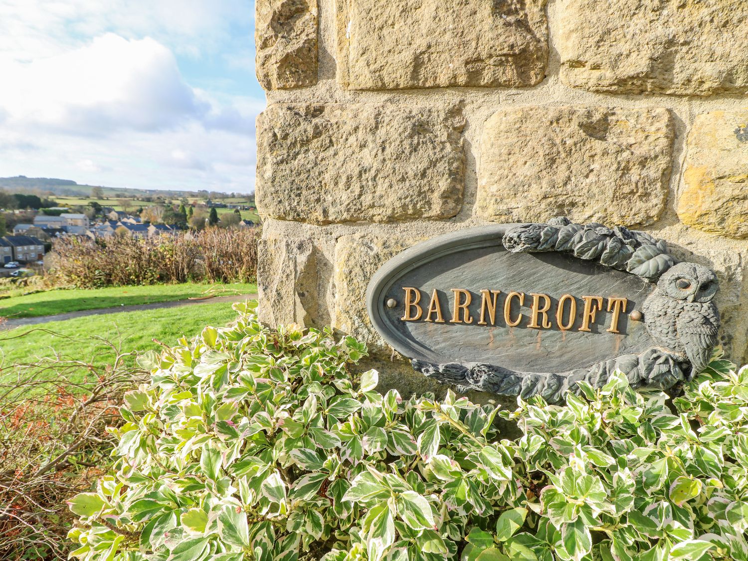 Barncroft in Tansley, Derbyshire. Child and pet-friendly. Hot tub. Woodburning stove. Single-storey.