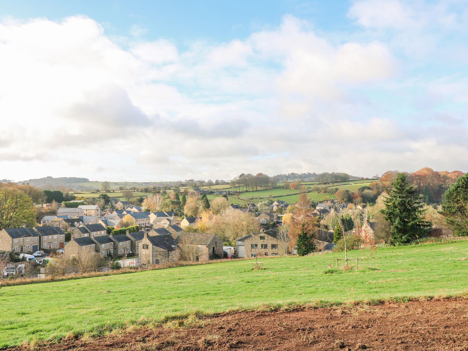 Barncroft in Tansley, Derbyshire. Child and pet-friendly. Hot tub. Woodburning stove. Single-storey.