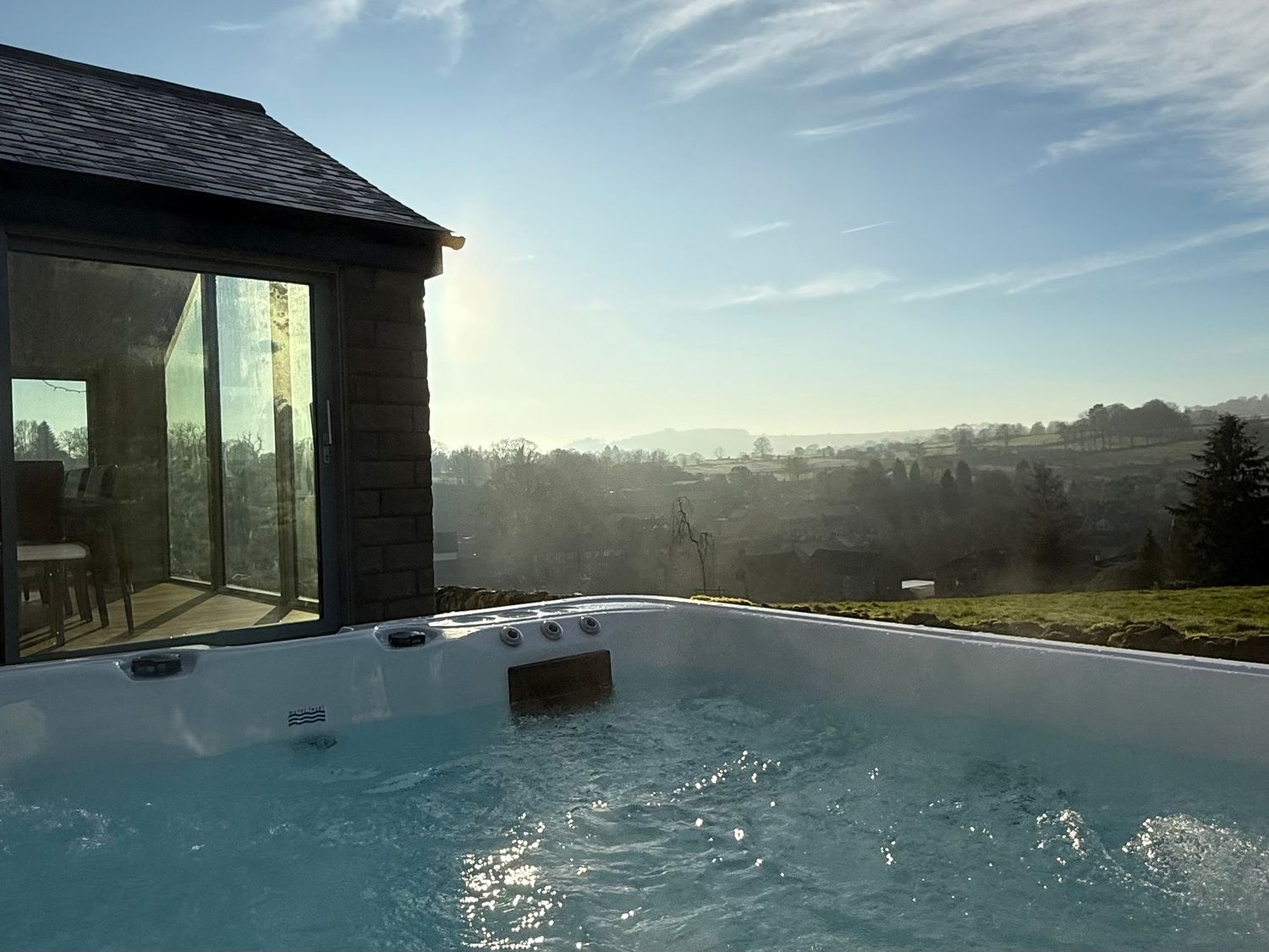 Barncroft in Tansley, Derbyshire. Child and pet-friendly. Hot tub. Woodburning stove. Single-storey.