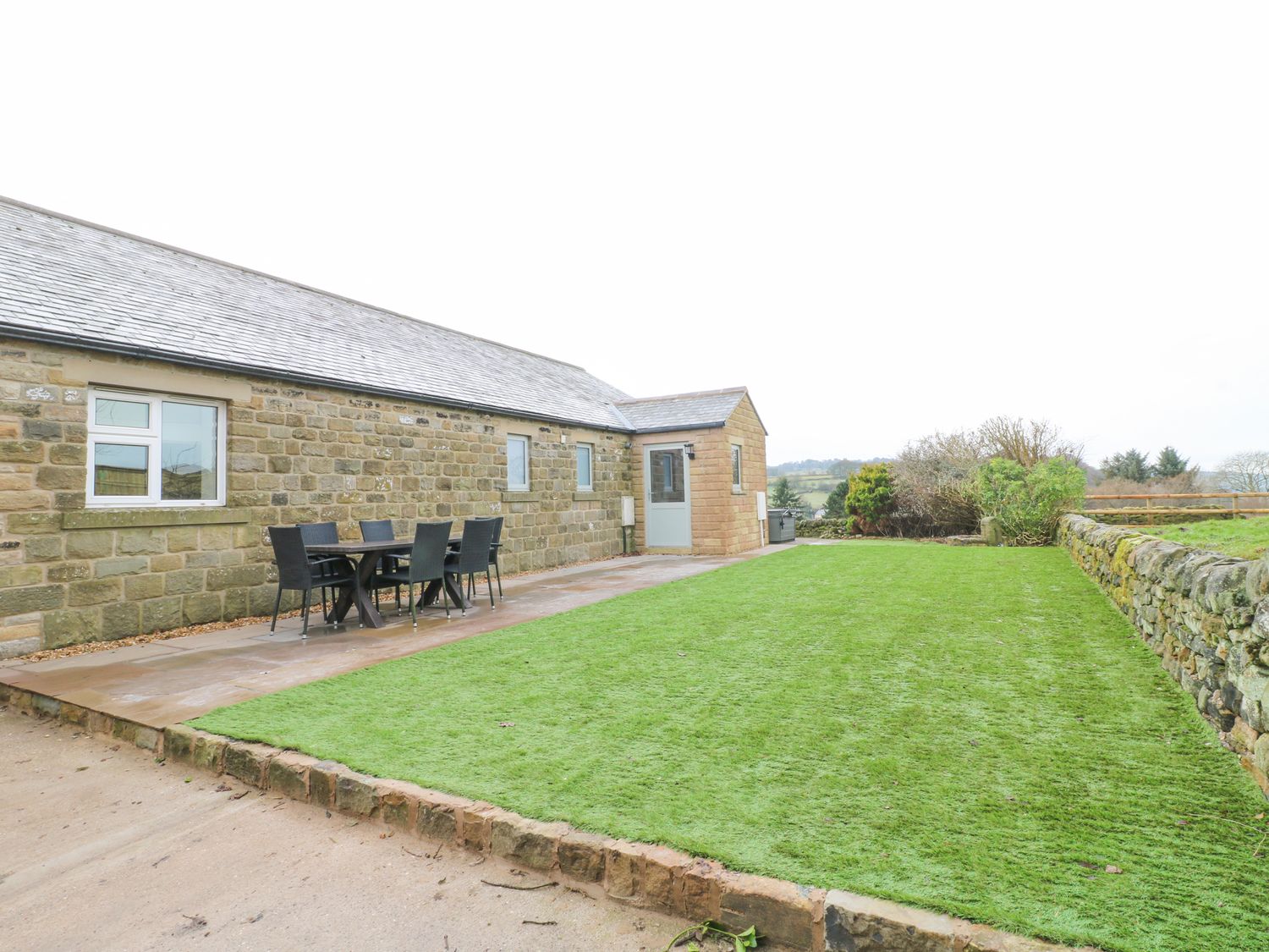 Barncroft in Tansley, Derbyshire. Child and pet-friendly. Hot tub. Woodburning stove. Single-storey.