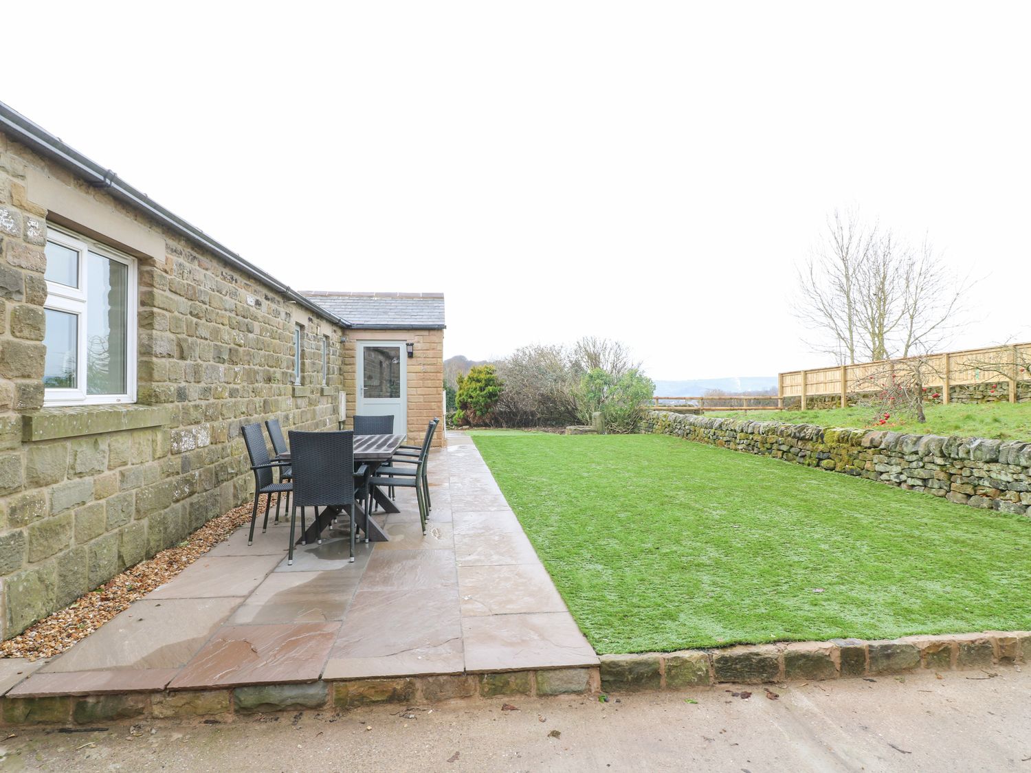 Barncroft in Tansley, Derbyshire. Child and pet-friendly. Hot tub. Woodburning stove. Single-storey.