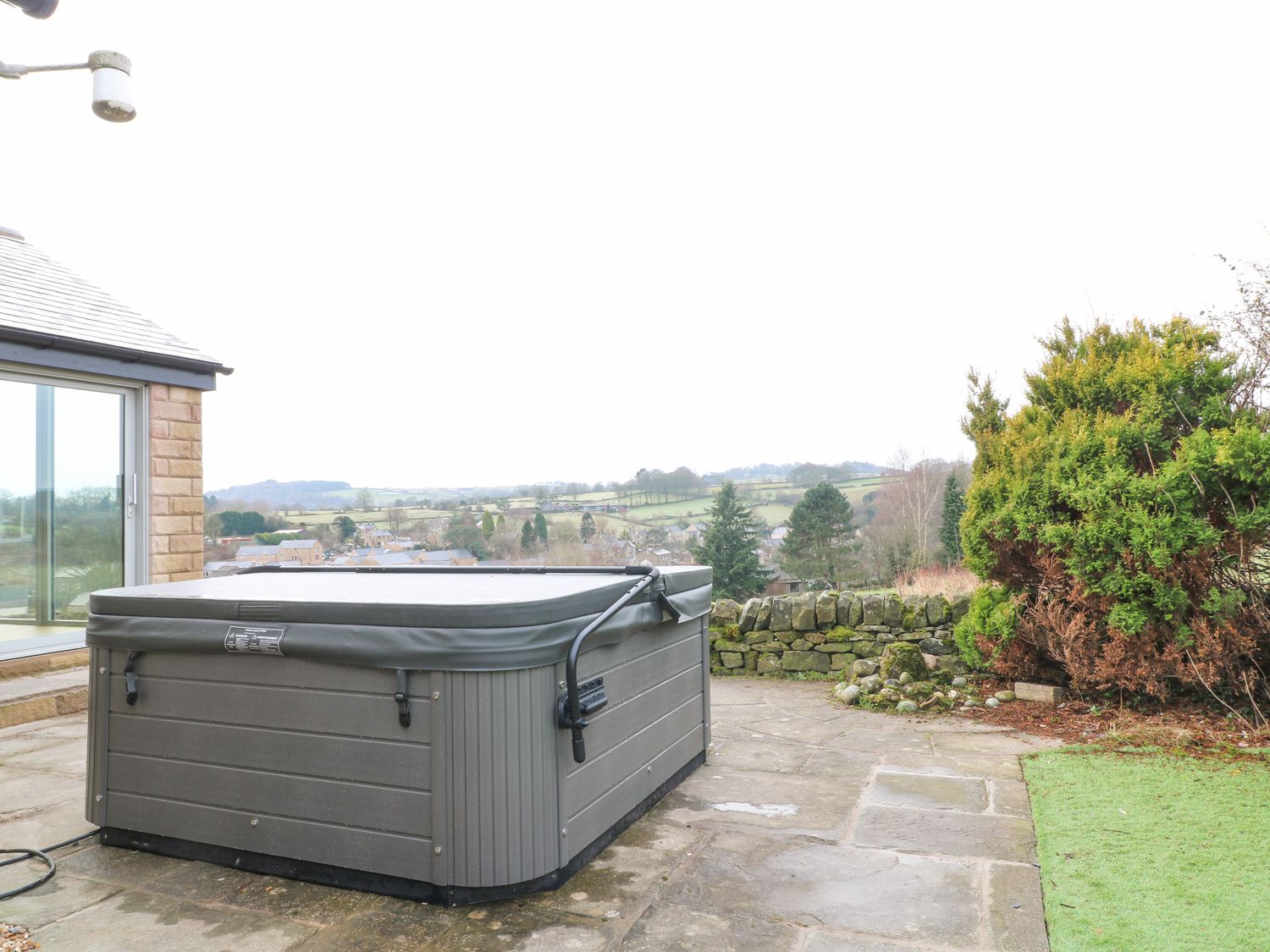 Barncroft in Tansley, Derbyshire. Child and pet-friendly. Hot tub. Woodburning stove. Single-storey.