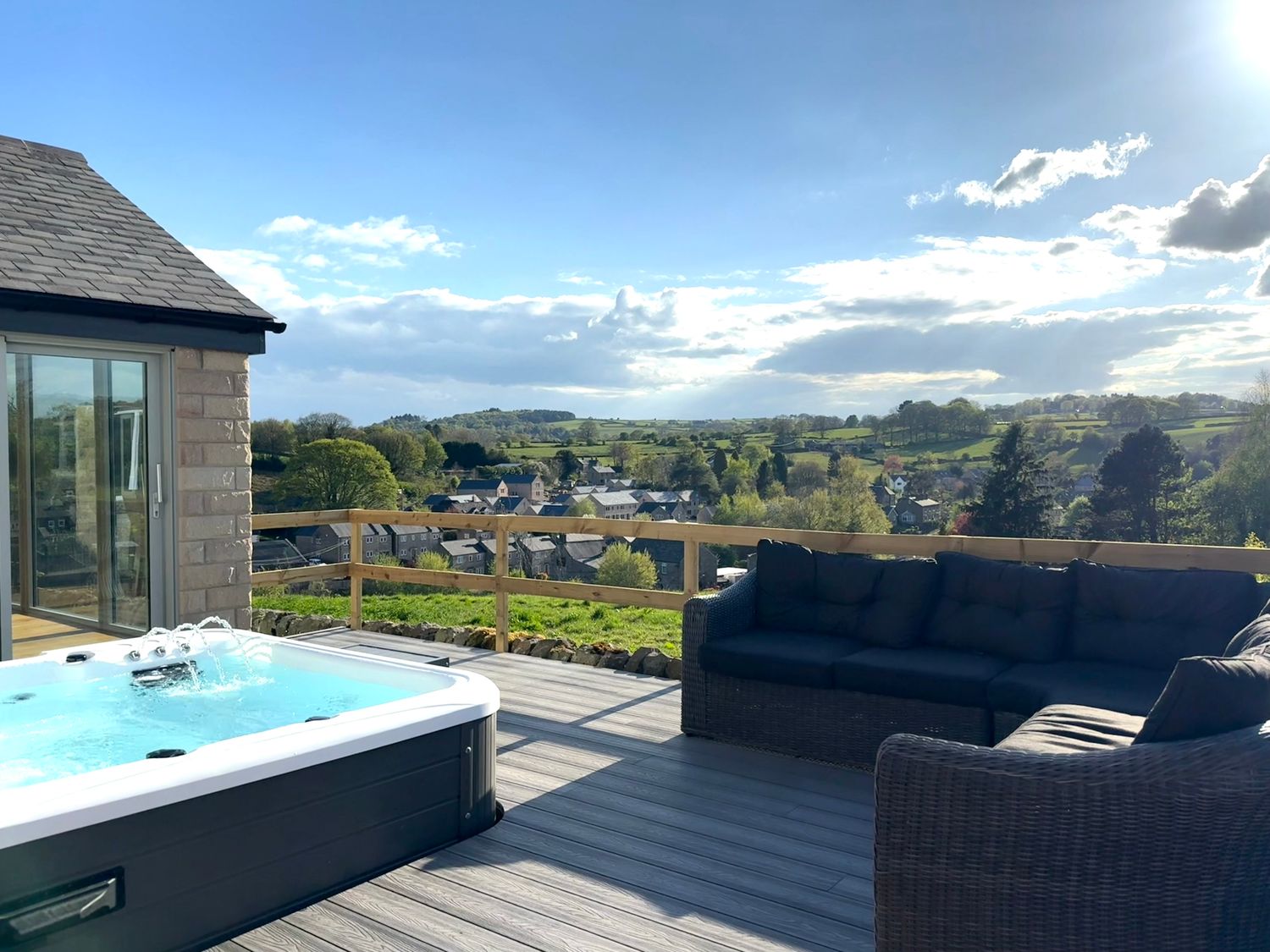 Barncroft in Tansley, Derbyshire. Child and pet-friendly. Hot tub. Woodburning stove. Single-storey.