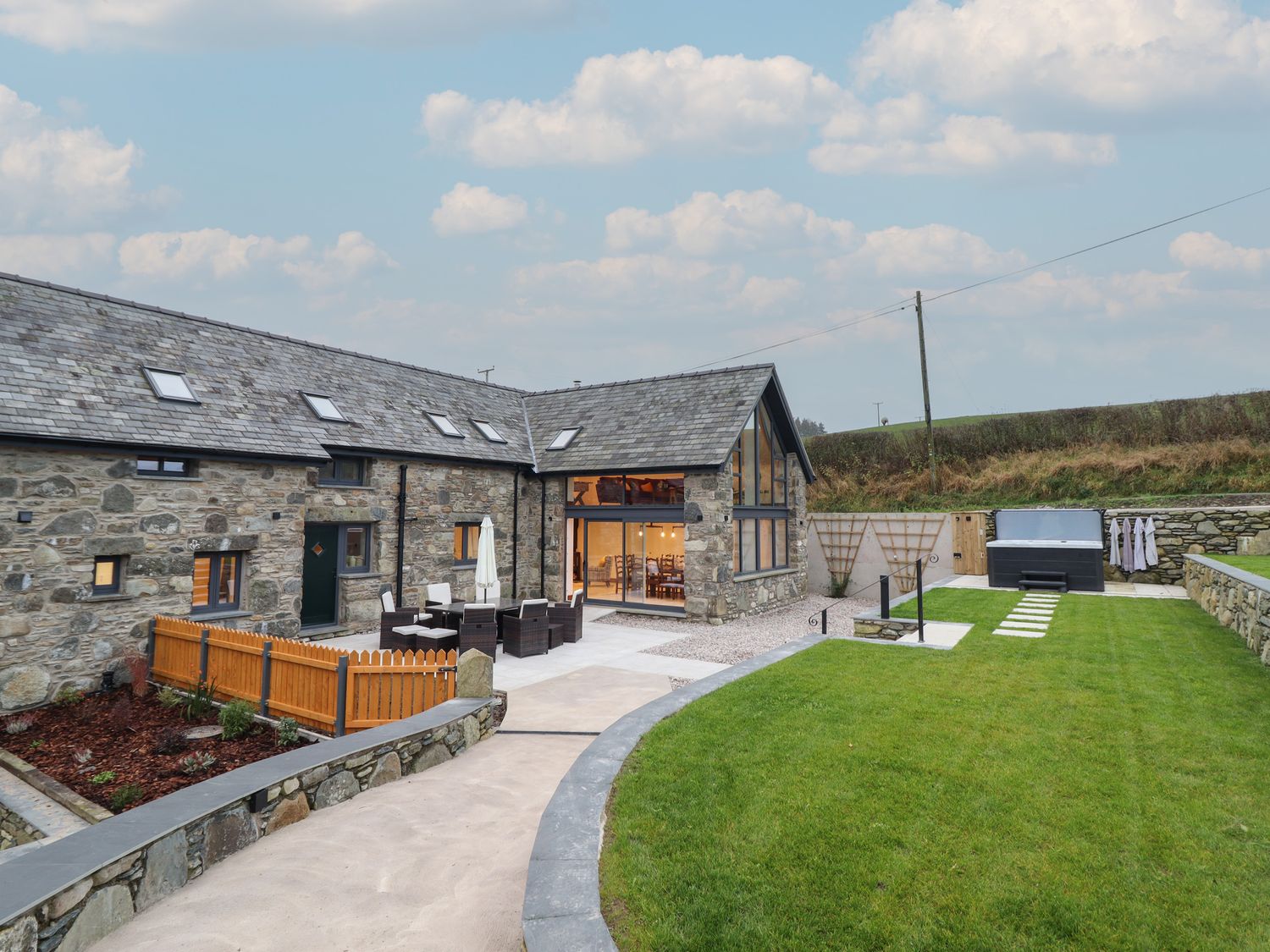 Y Côr, Glasfryn, Conwy. Hot tub. Woodburning stove. Near Eryri (Snowdonia) National Park. En-suites.